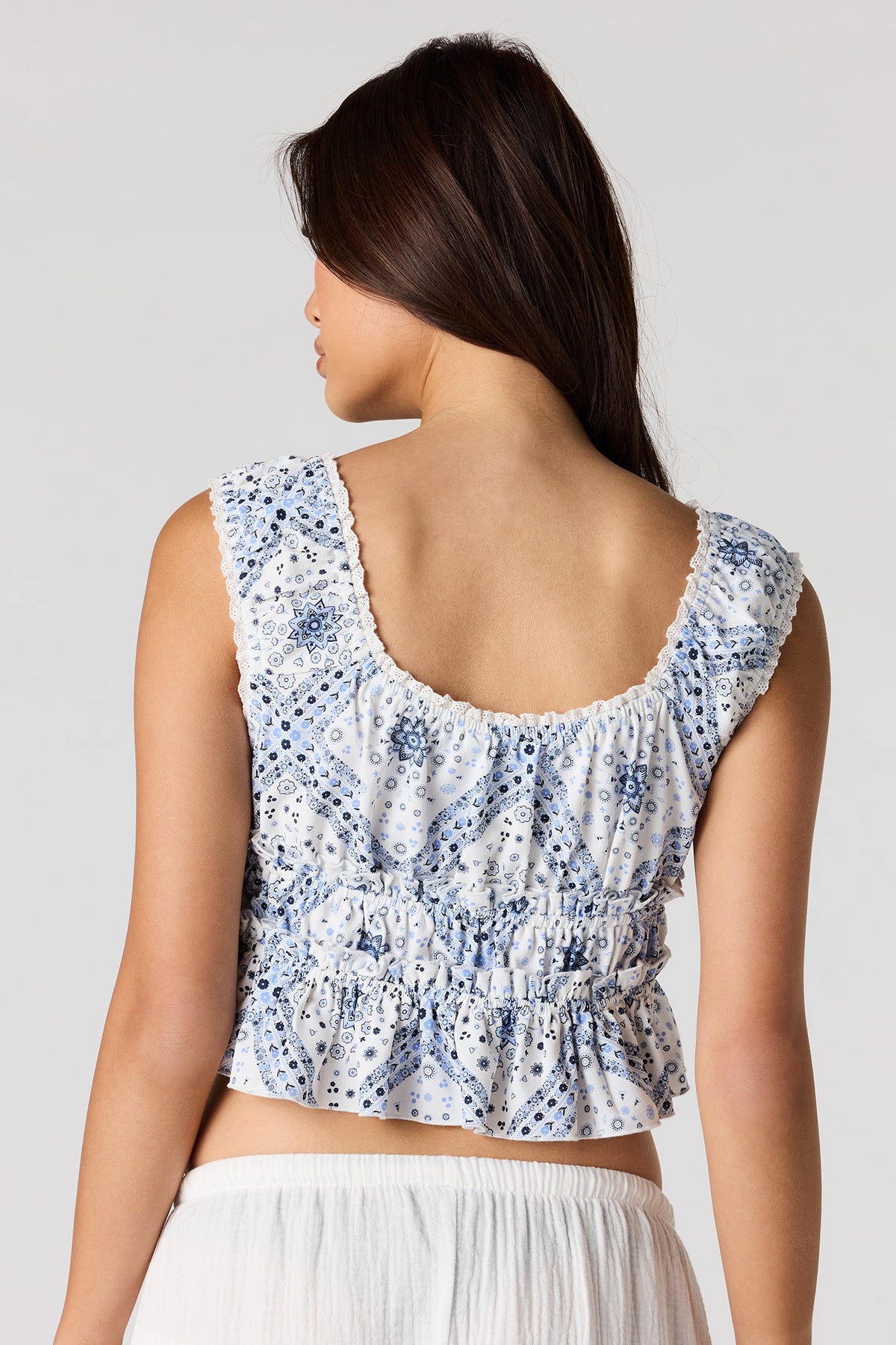 Vue alternative 2. Camisole à volants avec attache à l'avant et col en V