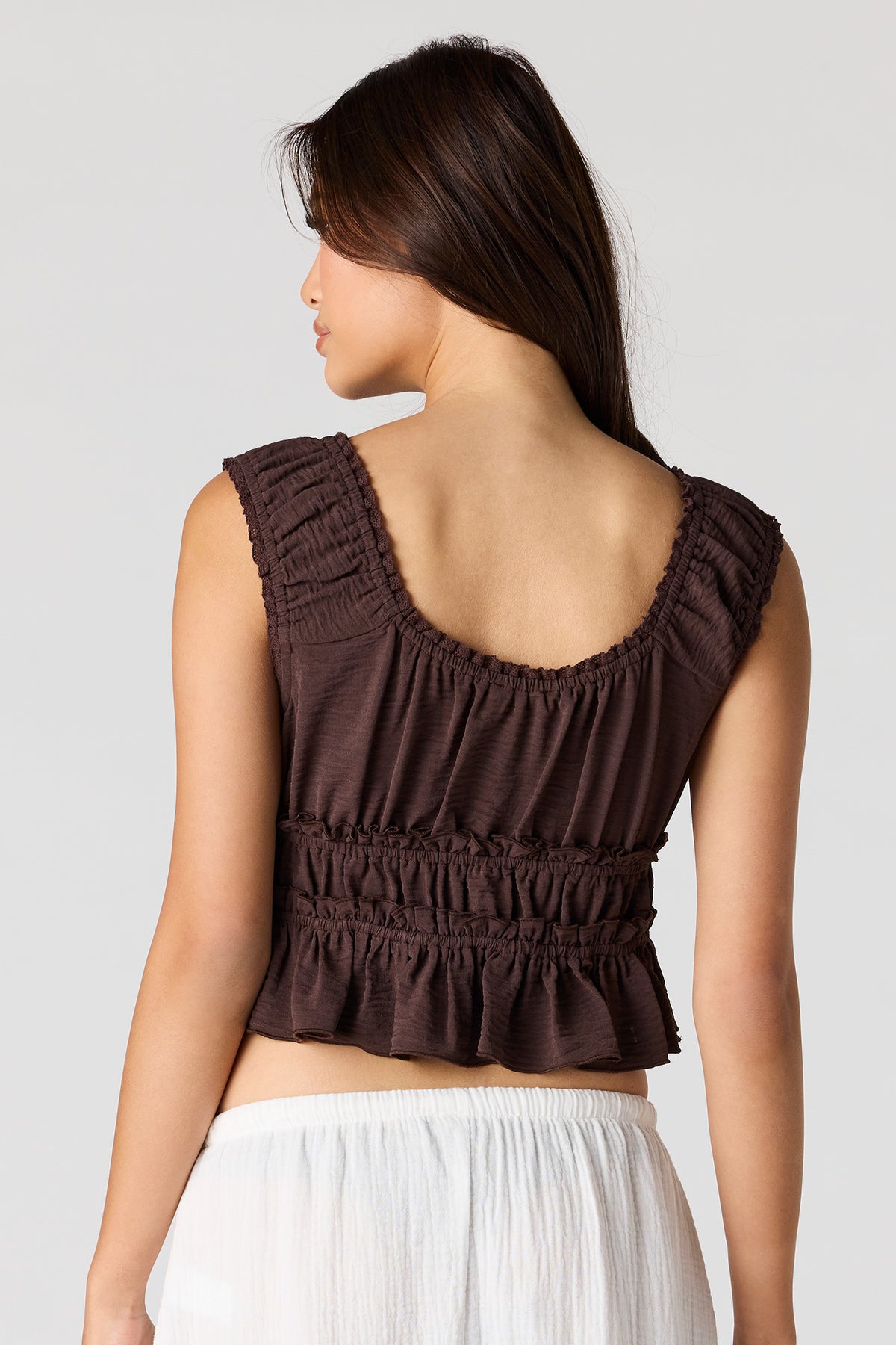 Vue alternative 2. Camisole à volants avec attache à l'avant et col en V
