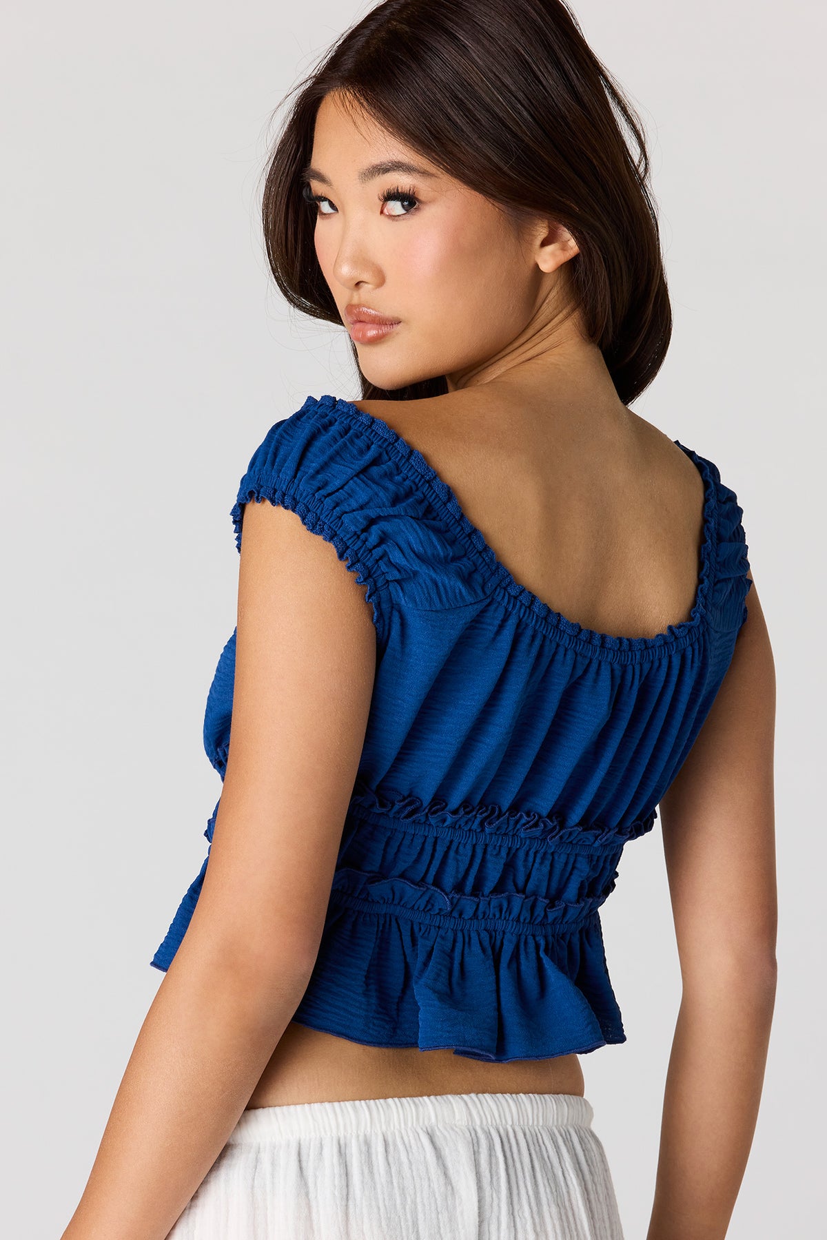 Vue alternative 2. Camisole à volants avec attache à l'avant et col en V
