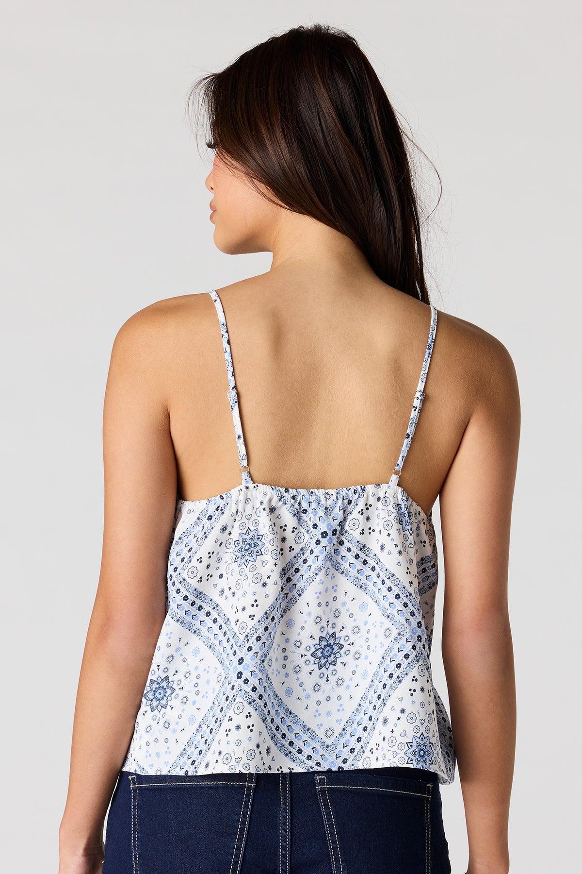 Vue alternative 2. Camisole ouverte avec attache à l'avant et col en V
