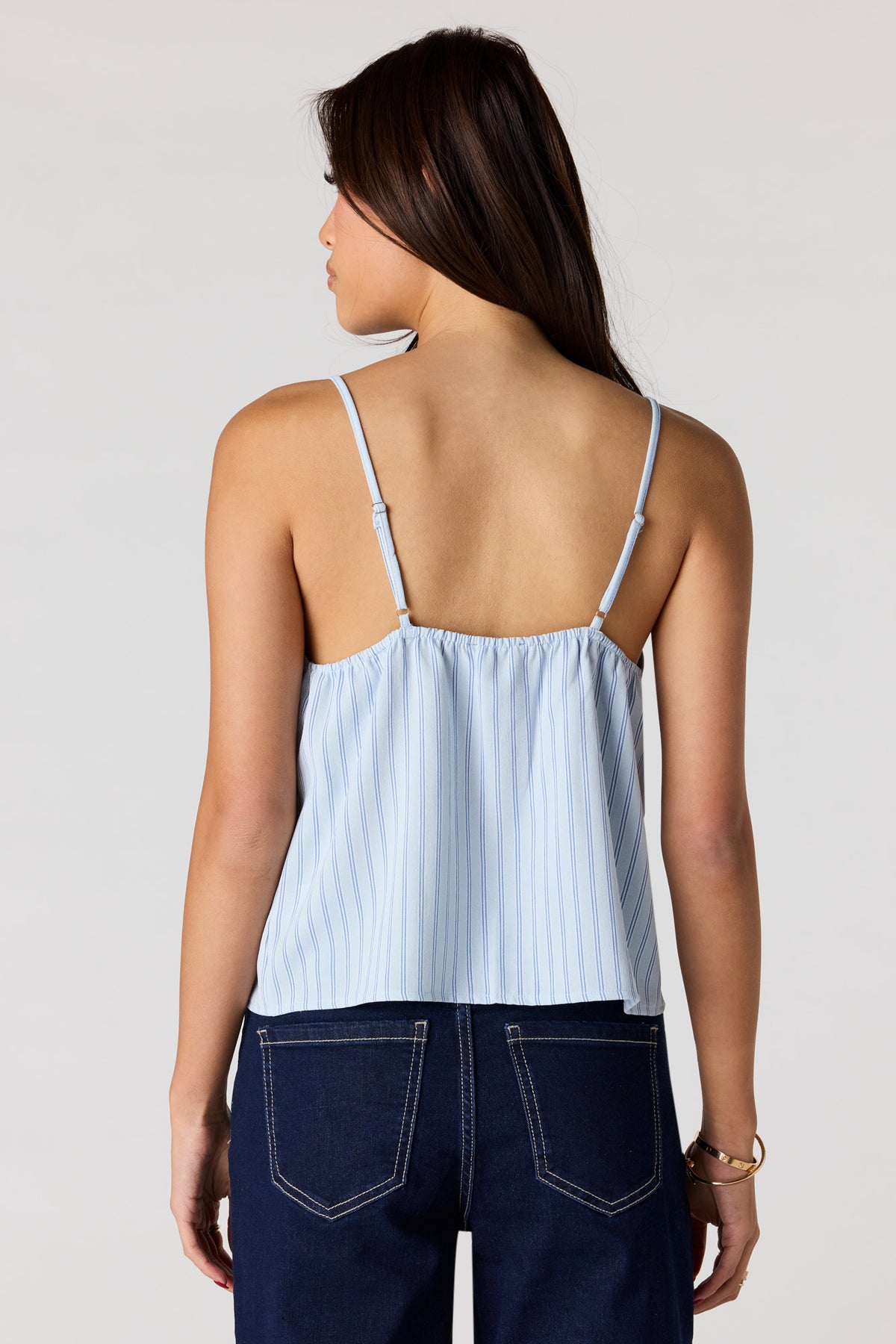 Vue alternative 2. Camisole ouverte avec attache à l'avant et col en V