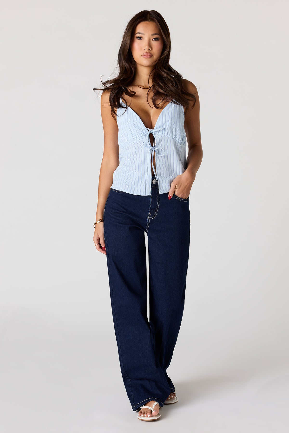 Vue alternative 3. Camisole ouverte avec attache à l'avant et col en V