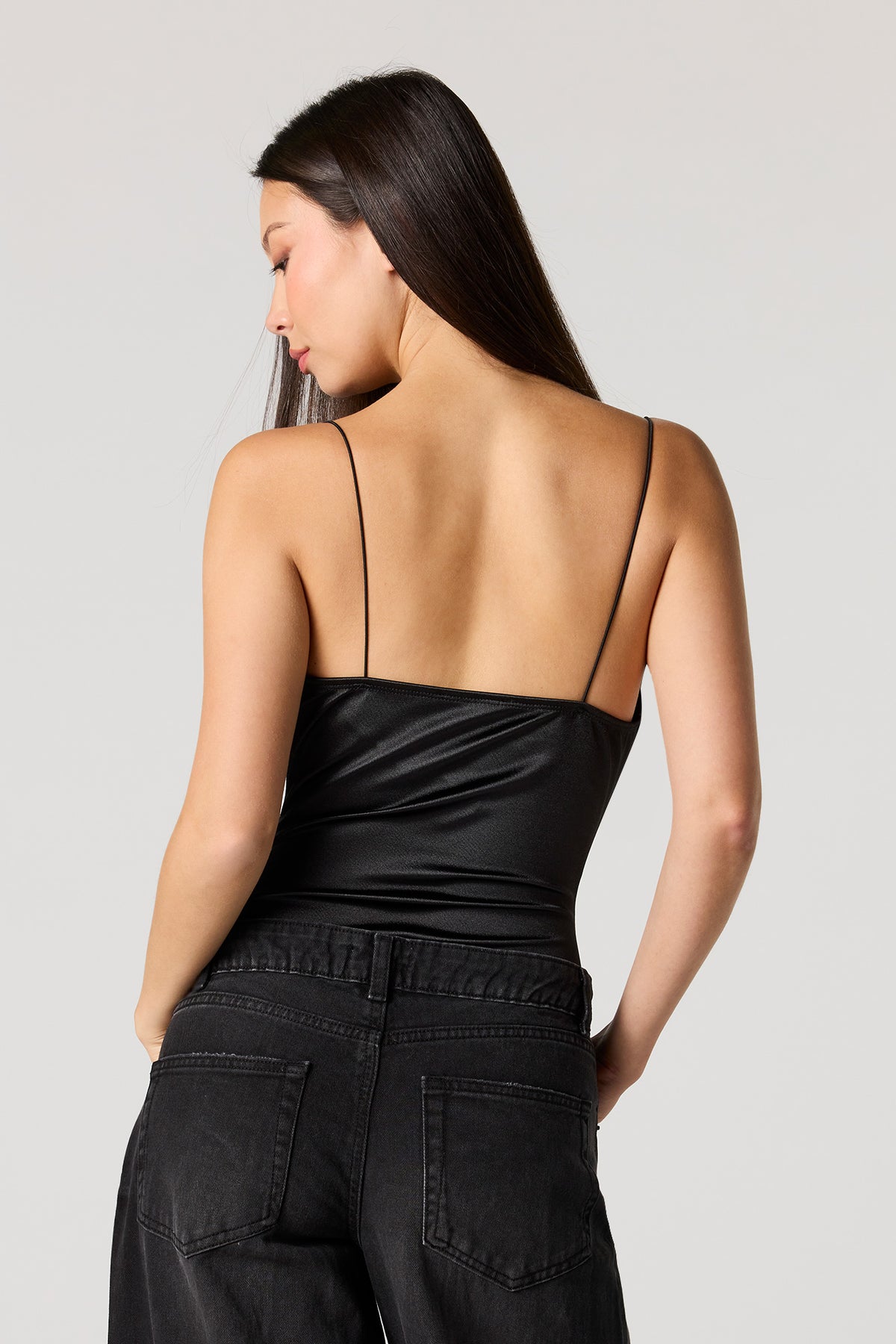 Vue alternative 2. Maillot en satin avec col châle
