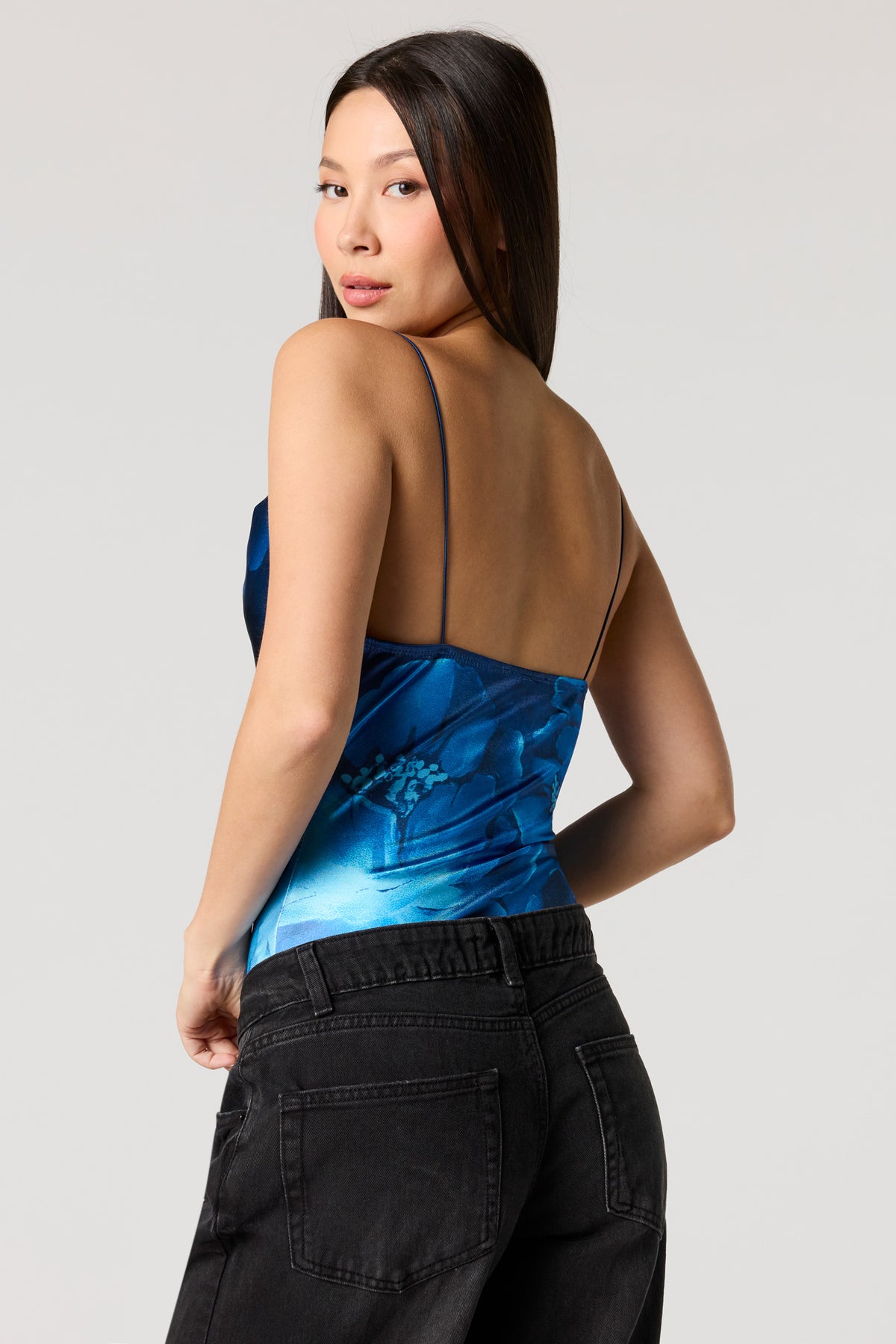 Vue alternative 2. Maillot en satin avec col châle