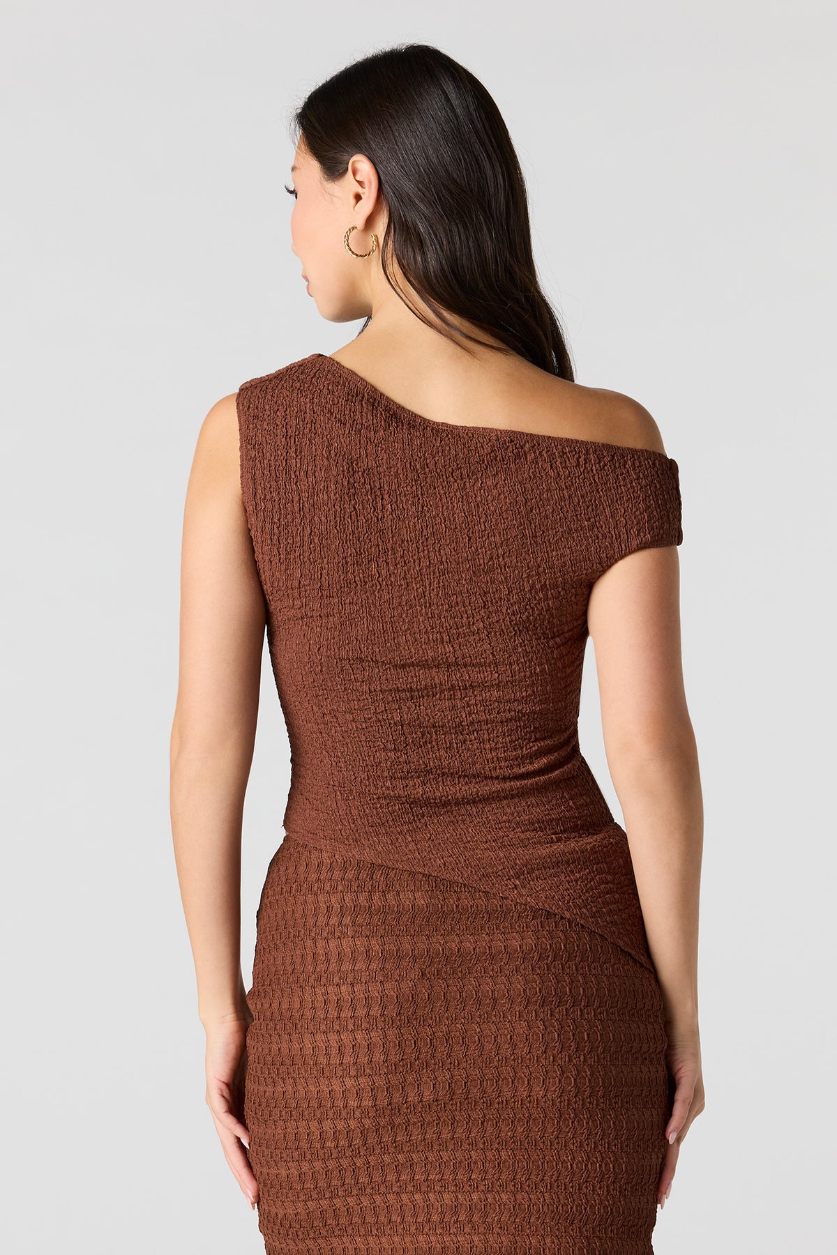 Vue alternative 2. Haut asymétrique texturé à épaule unique