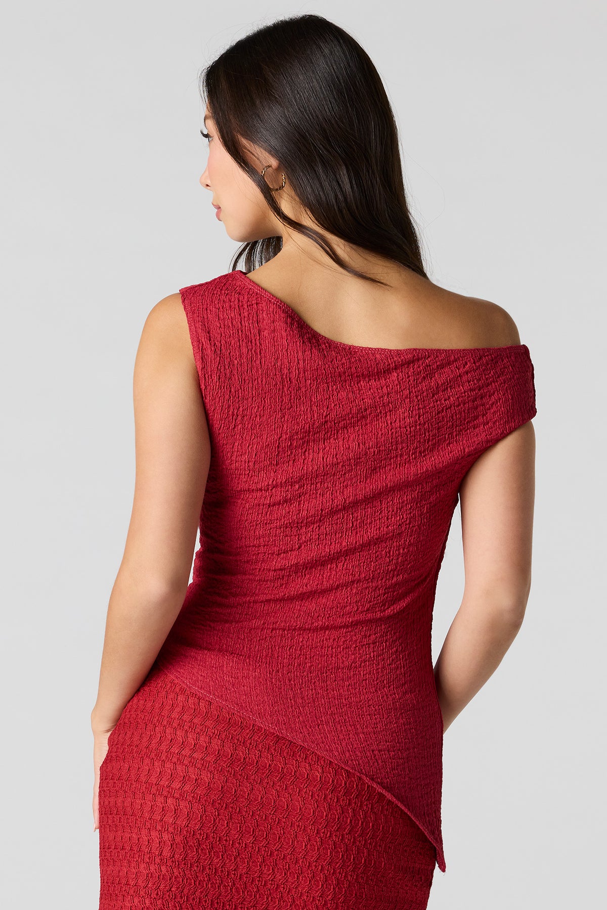Vue alternative 2. Haut asymétrique texturé à épaule unique