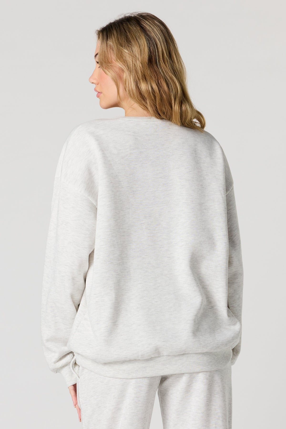 Vue alternative 2. Chandail en molleton avec motif brodé