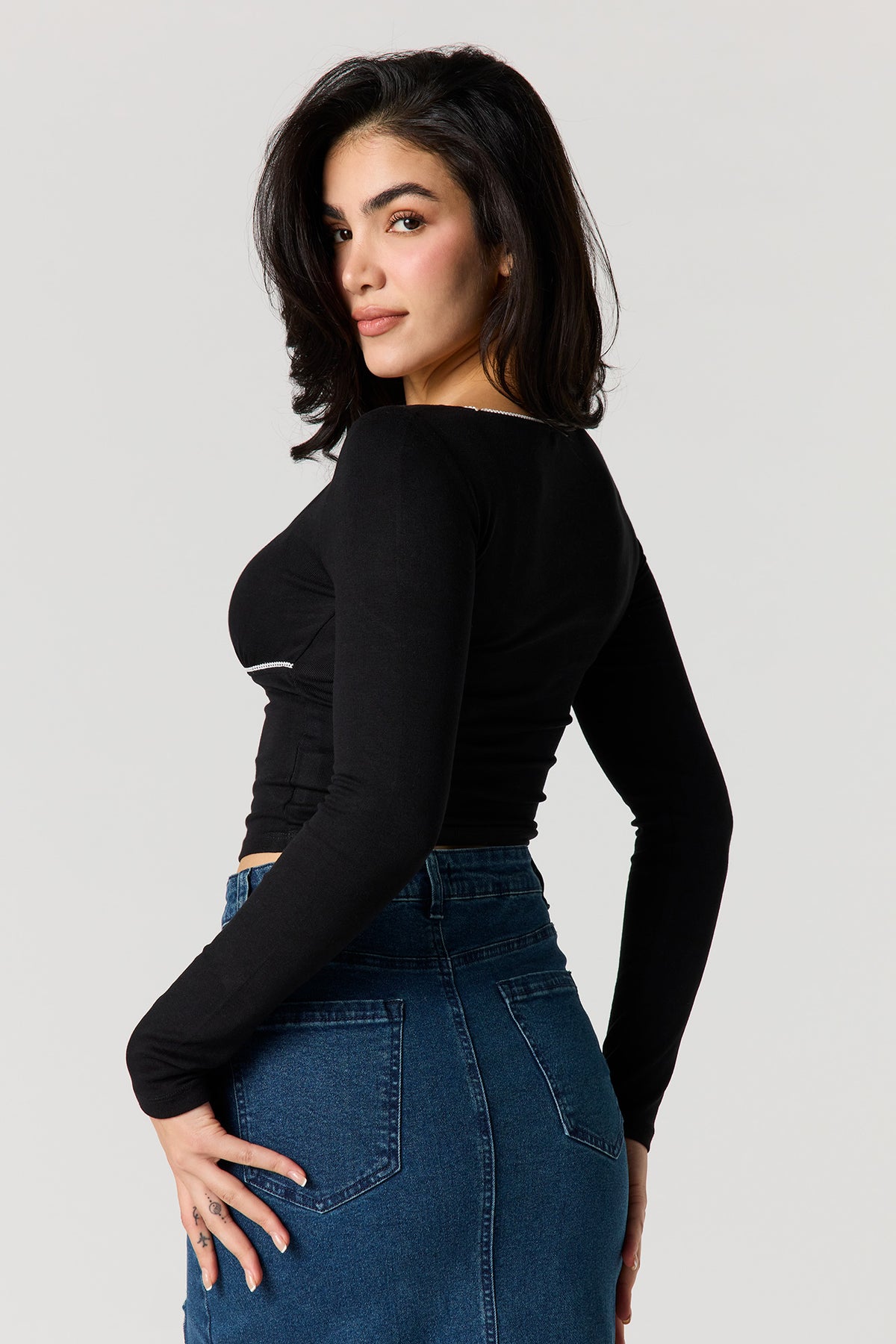 Vue alternative 2. Haut à manches longues avec liséré de dentelle et boucle
