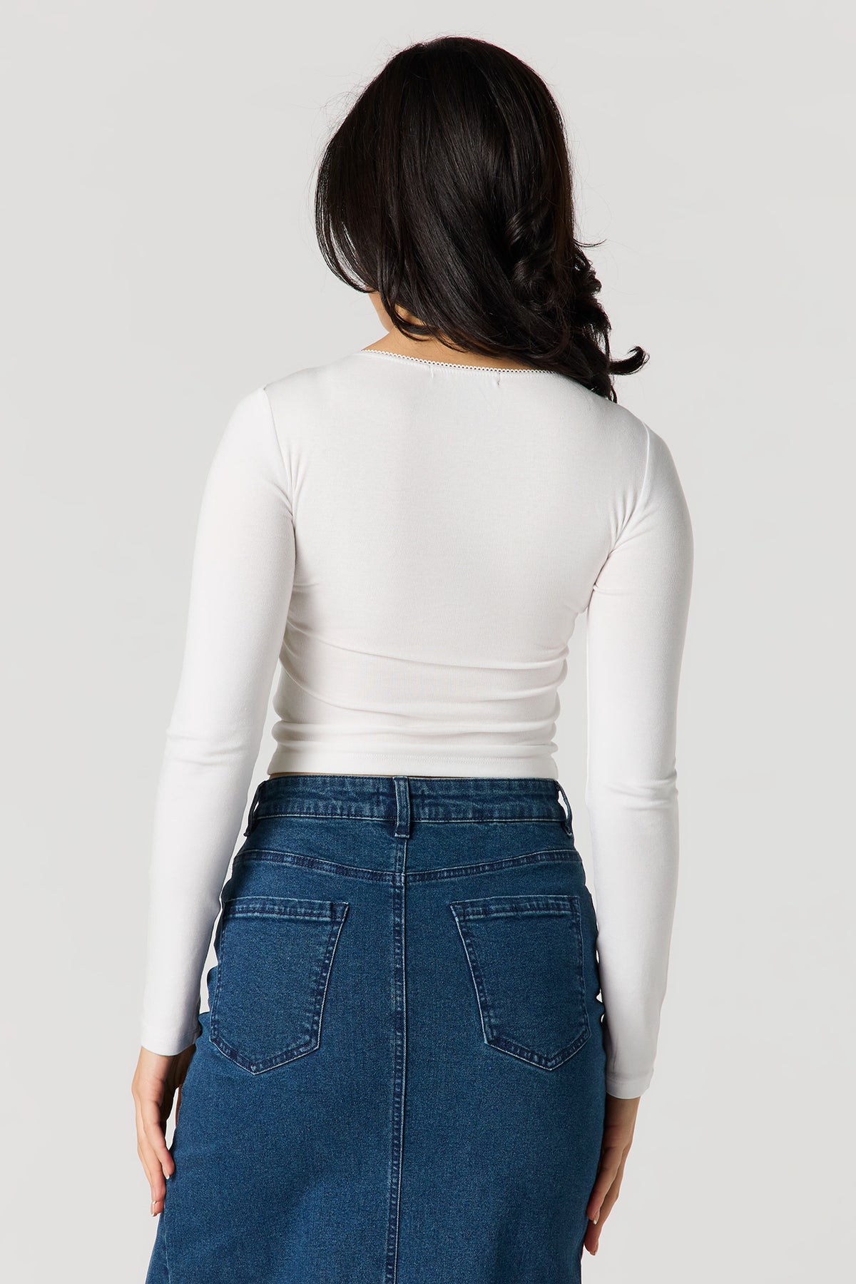 Vue alternative 2. Haut à manches longues avec liséré de dentelle et boucle