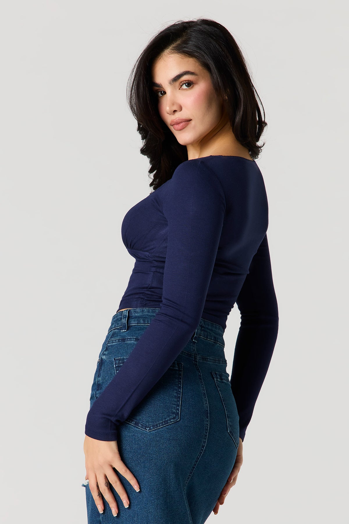 Vue alternative 2. Haut à manches longues avec liséré de dentelle et boucle