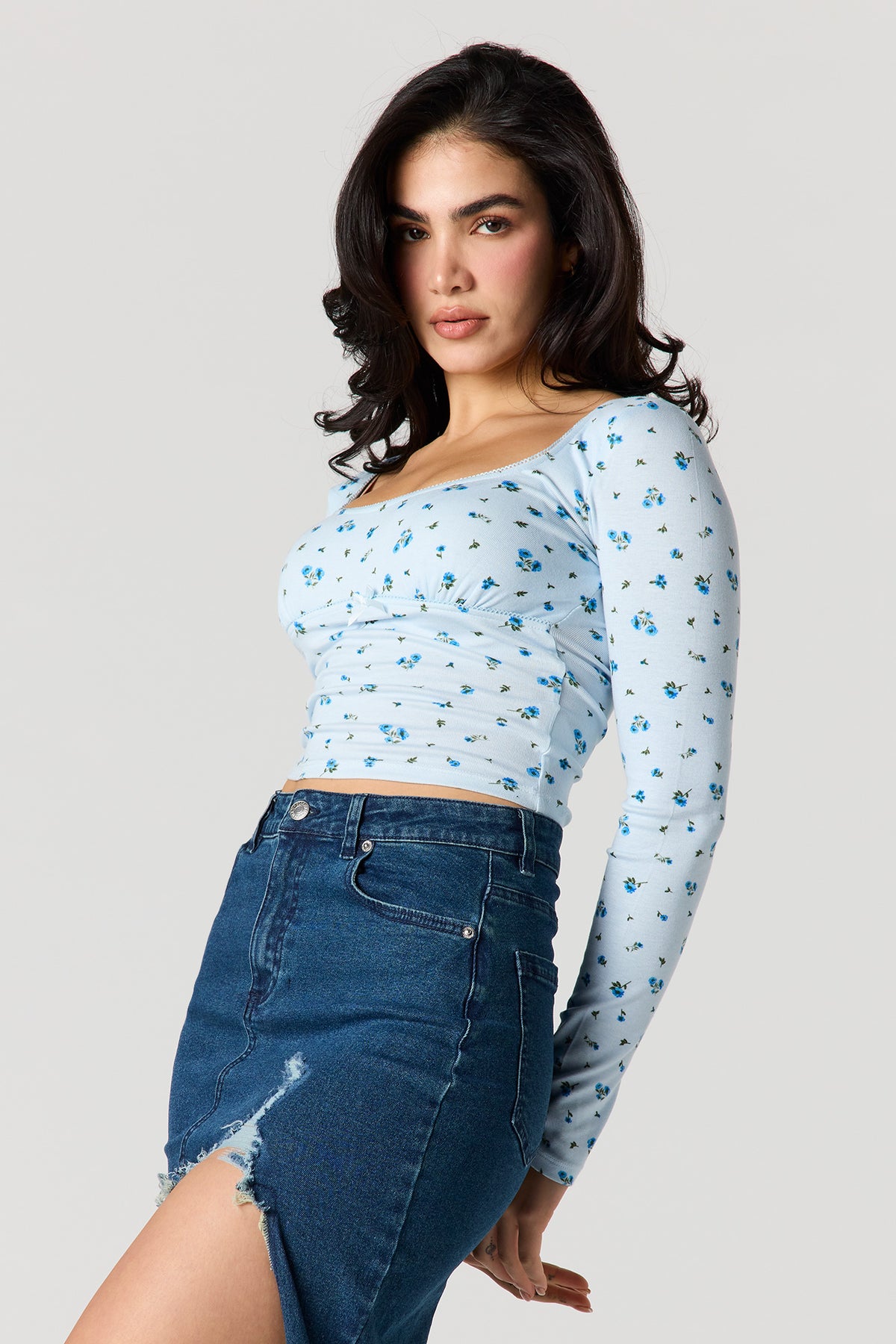 Haut à manches longues avec liséré de dentelle et boucle