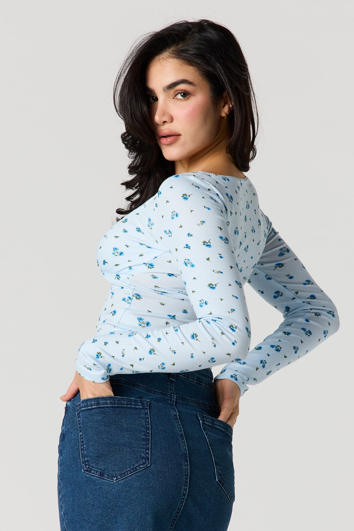 Vue alternative 2. Haut à manches longues avec liséré de dentelle et boucle