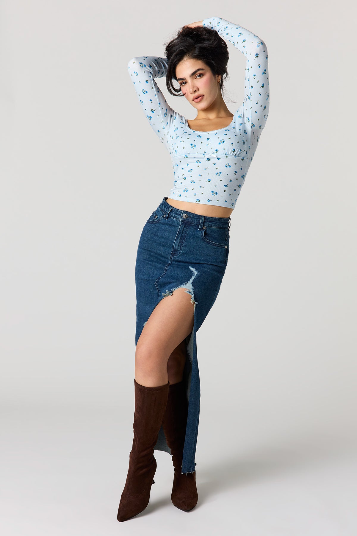 Vue alternative 3. Haut à manches longues avec liséré de dentelle et boucle
