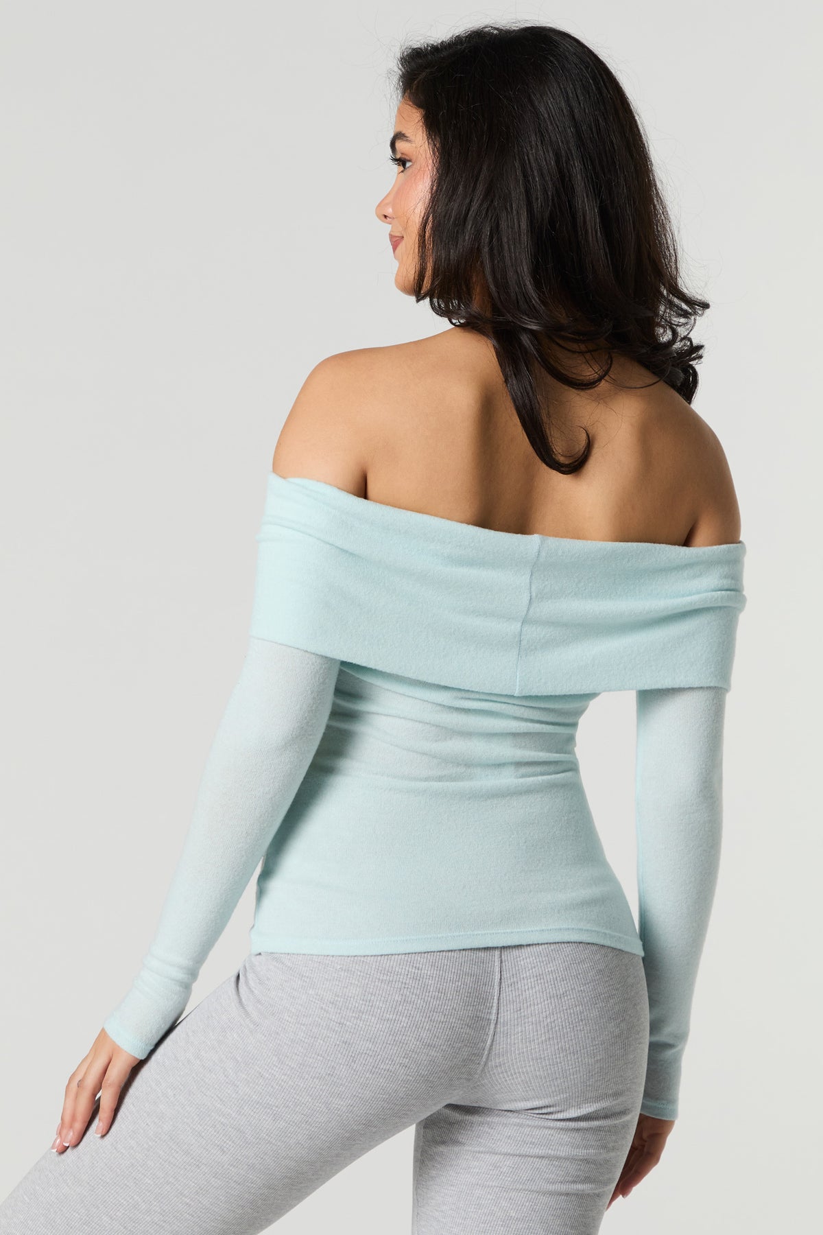 Vue alternative 2. Haut en tricot à manche longue et épaule dégagée