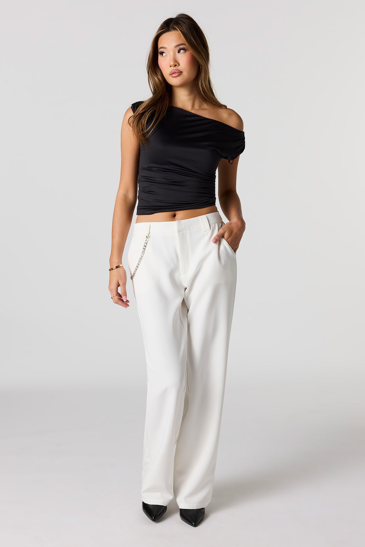 Pantalon habillé à taille basse avec chaîne