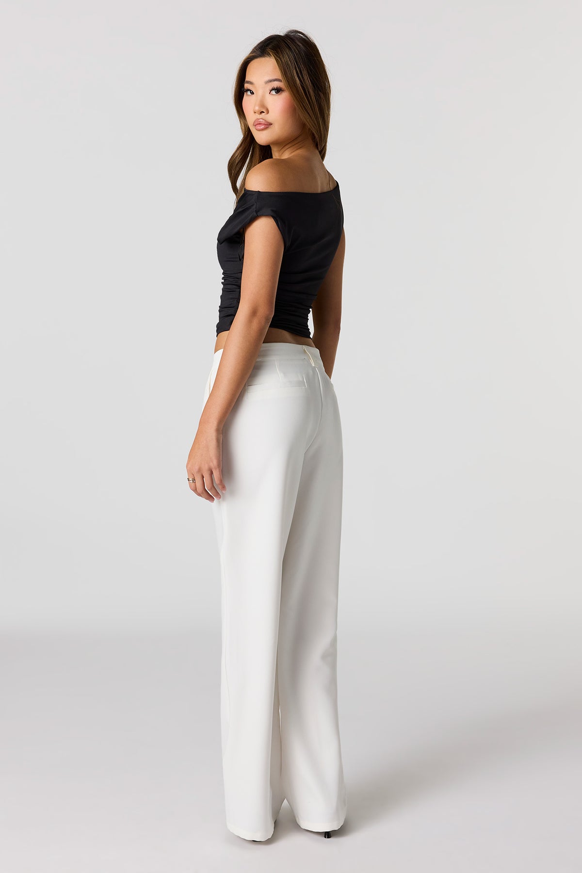 Vue alternative 3. Pantalon habillé à taille basse avec chaîne
