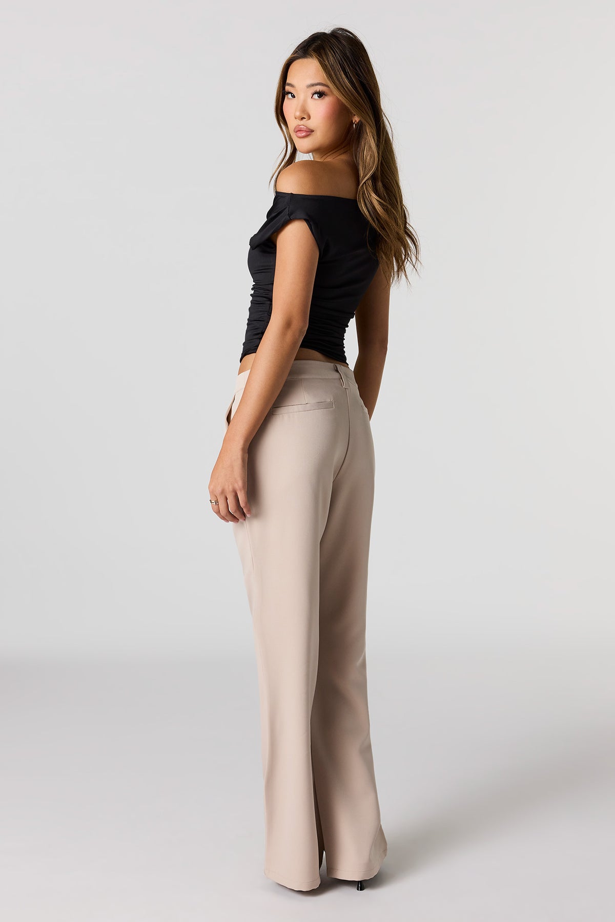 Vue alternative 3. Pantalon habillé à taille basse avec chaîne