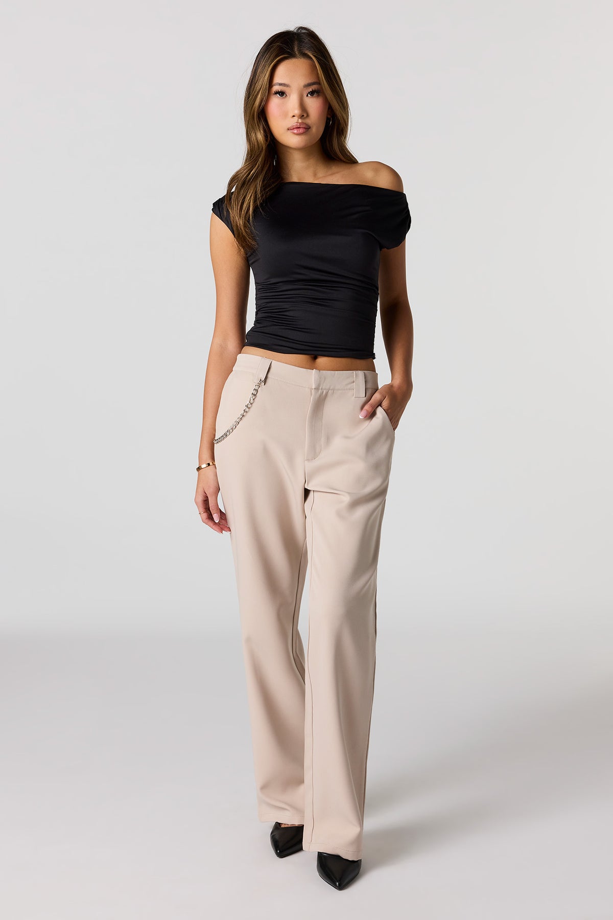 Pantalon habillé à taille basse avec chaîne