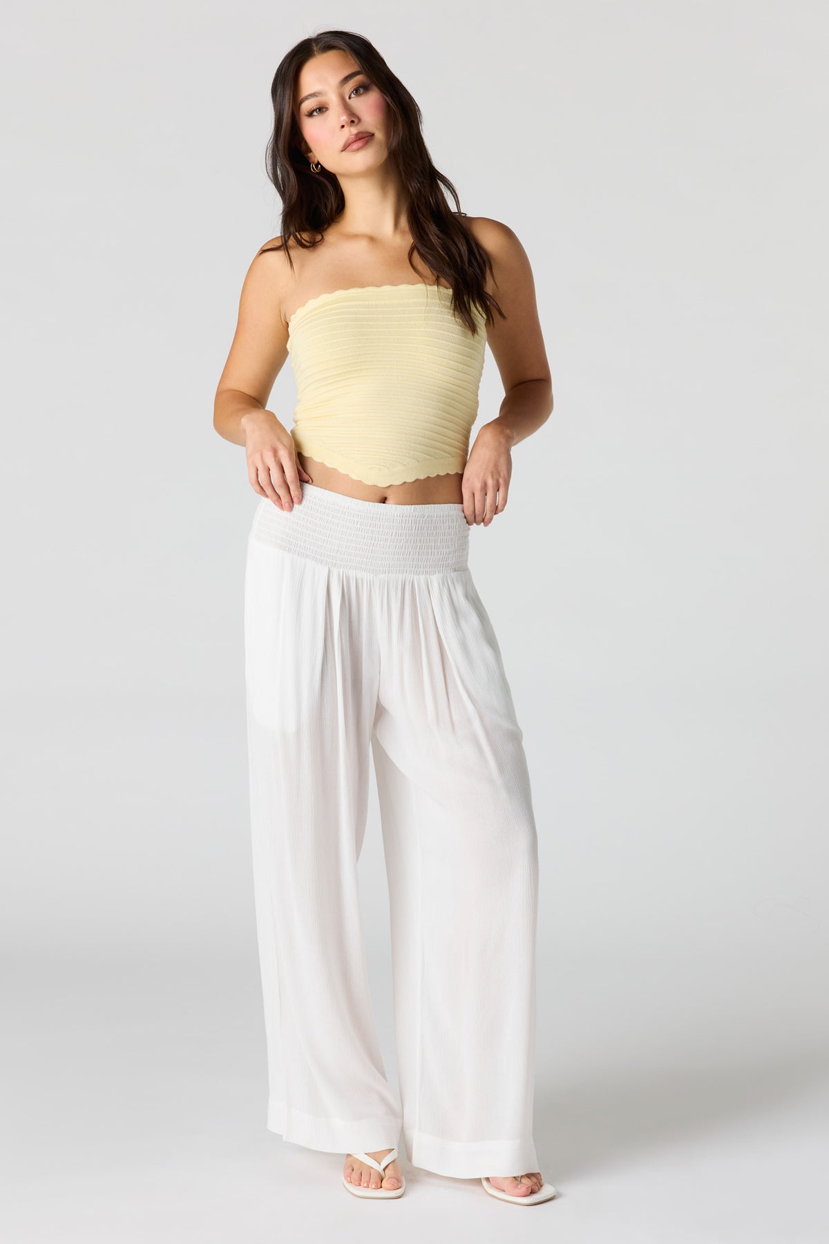 Pantalon à jambe large avec taille smockée