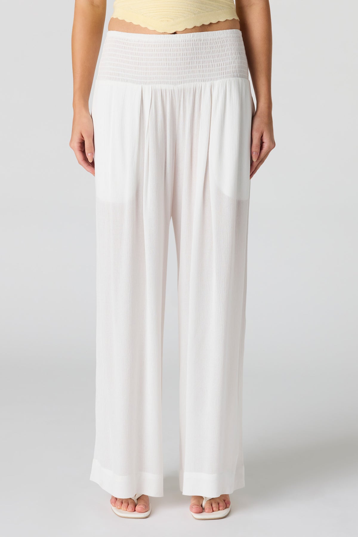 Vue alternative 2. Pantalon à jambe large avec taille smockée