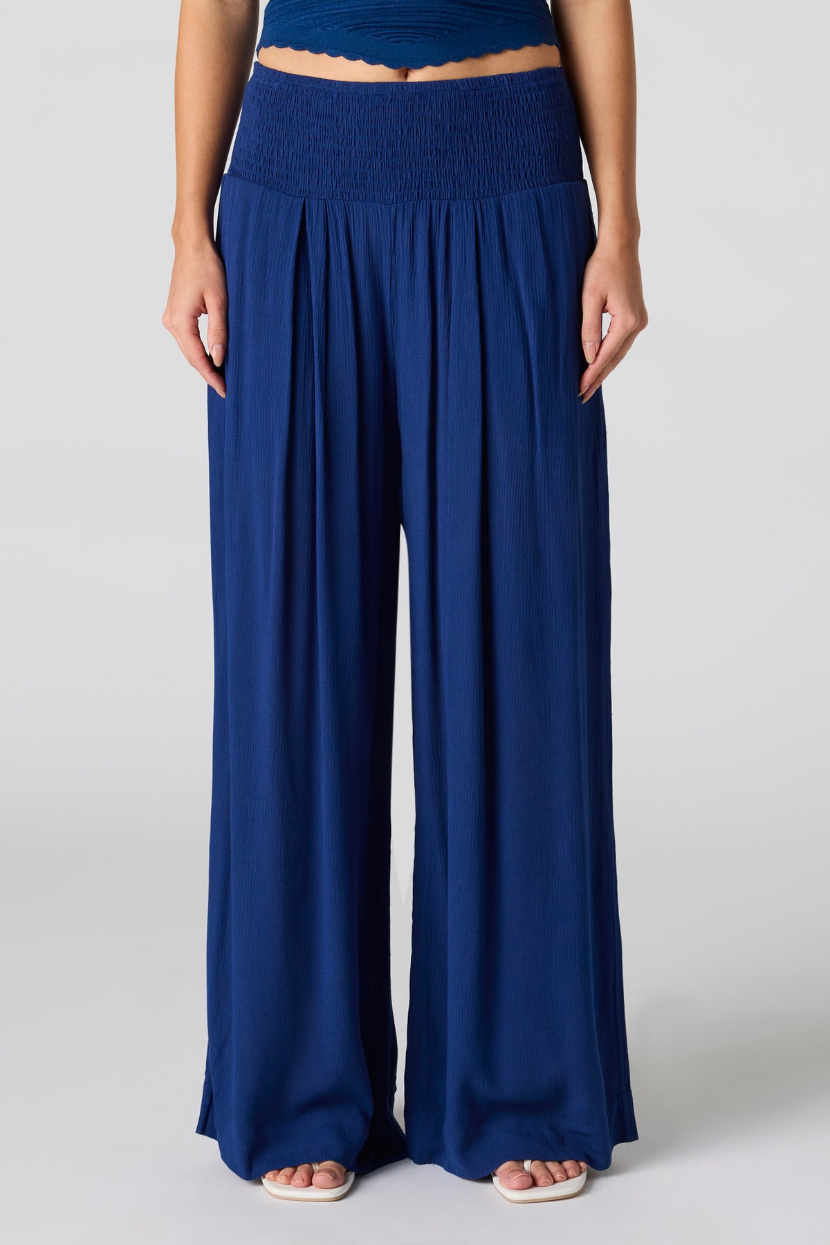 Vue alternative 2. Pantalon à jambe large avec taille smockée