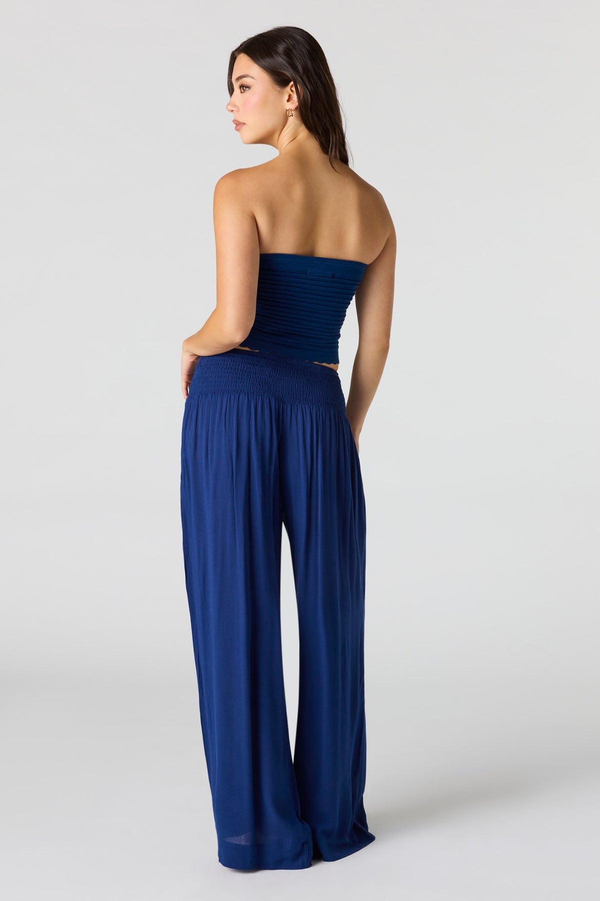 Vue alternative 3. Pantalon à jambe large avec taille smockée