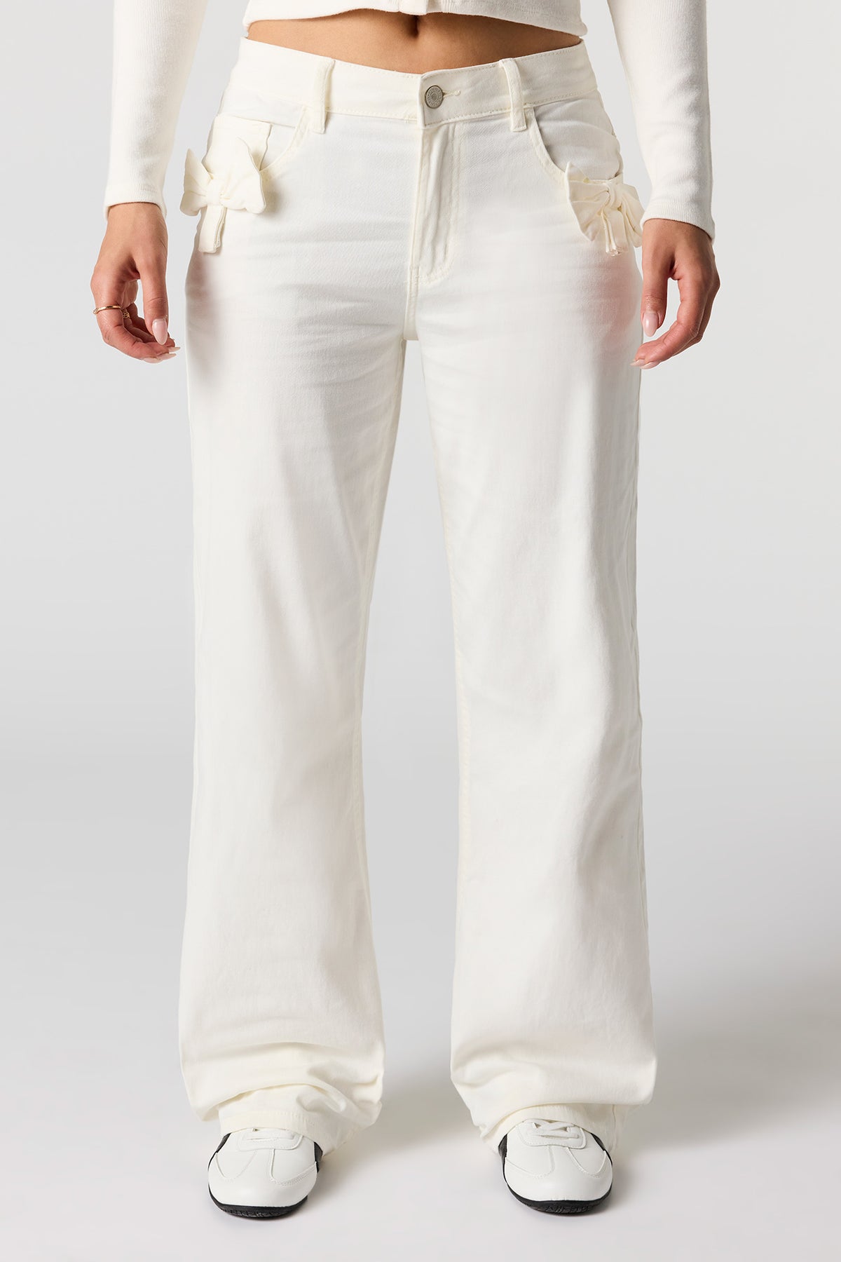 Vue alternative 2. Pantalon à jambe large avec poches ornées de boucles