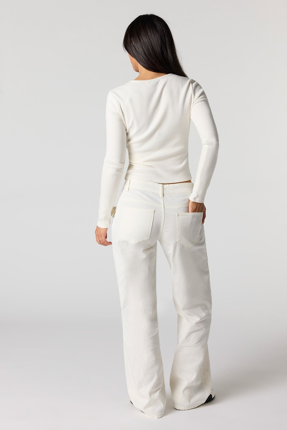 Vue alternative 3. Pantalon à jambe large avec poches ornées de boucles
