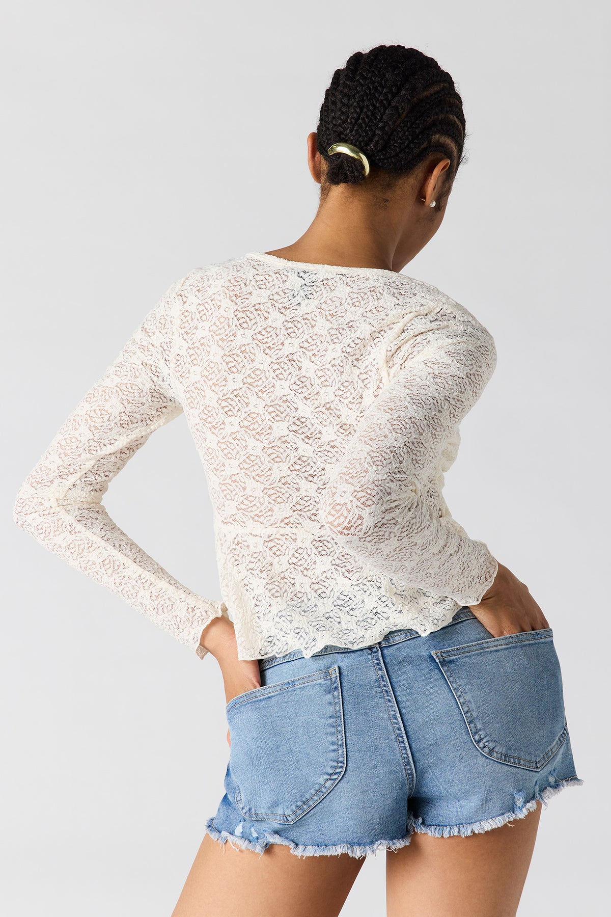 Vue alternative 2. Short en denim déchiré à taille basse
