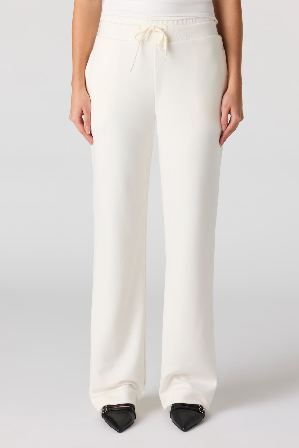 Vue alternative 2. Pantalon habillé à jambe large et taille coulissante
