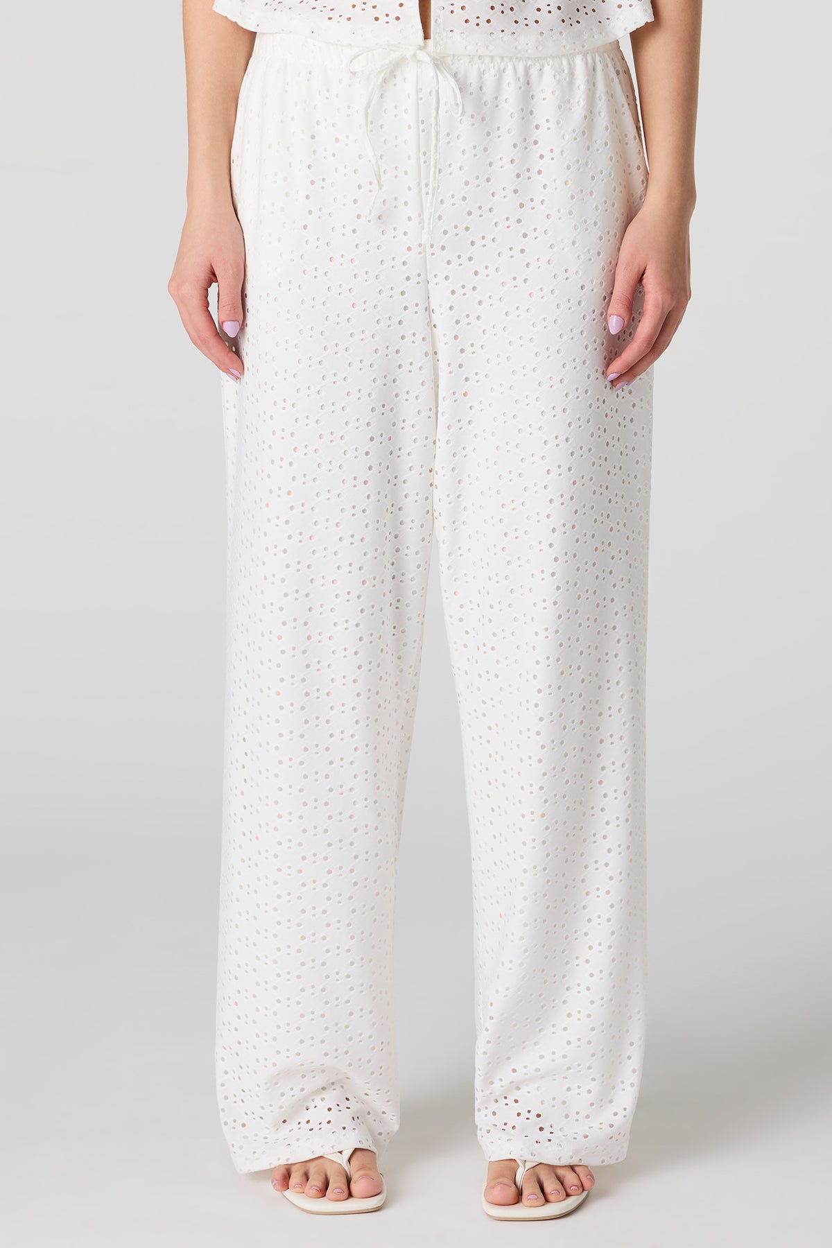Vue alternative 2. Pantalon décontracté à oeillets