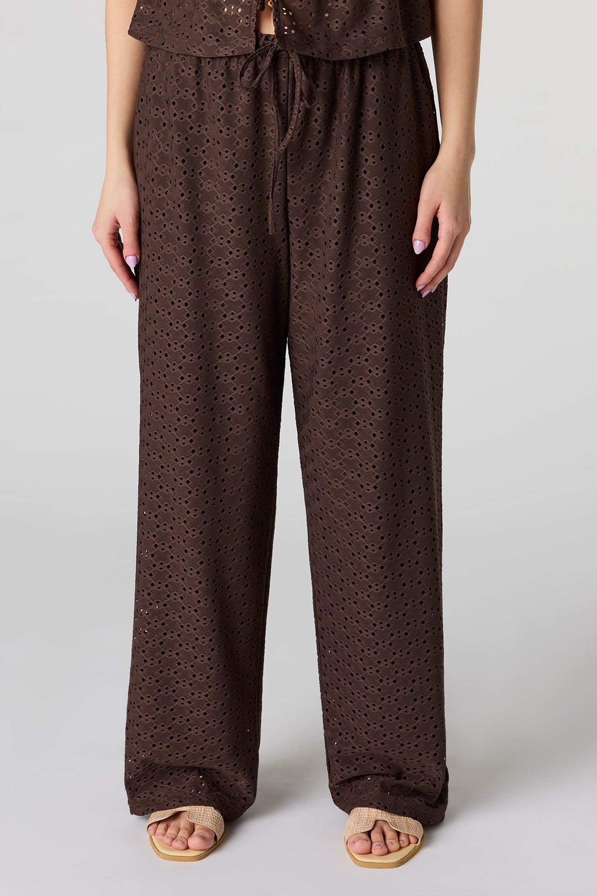 Vue alternative 2. Pantalon décontracté à oeillets