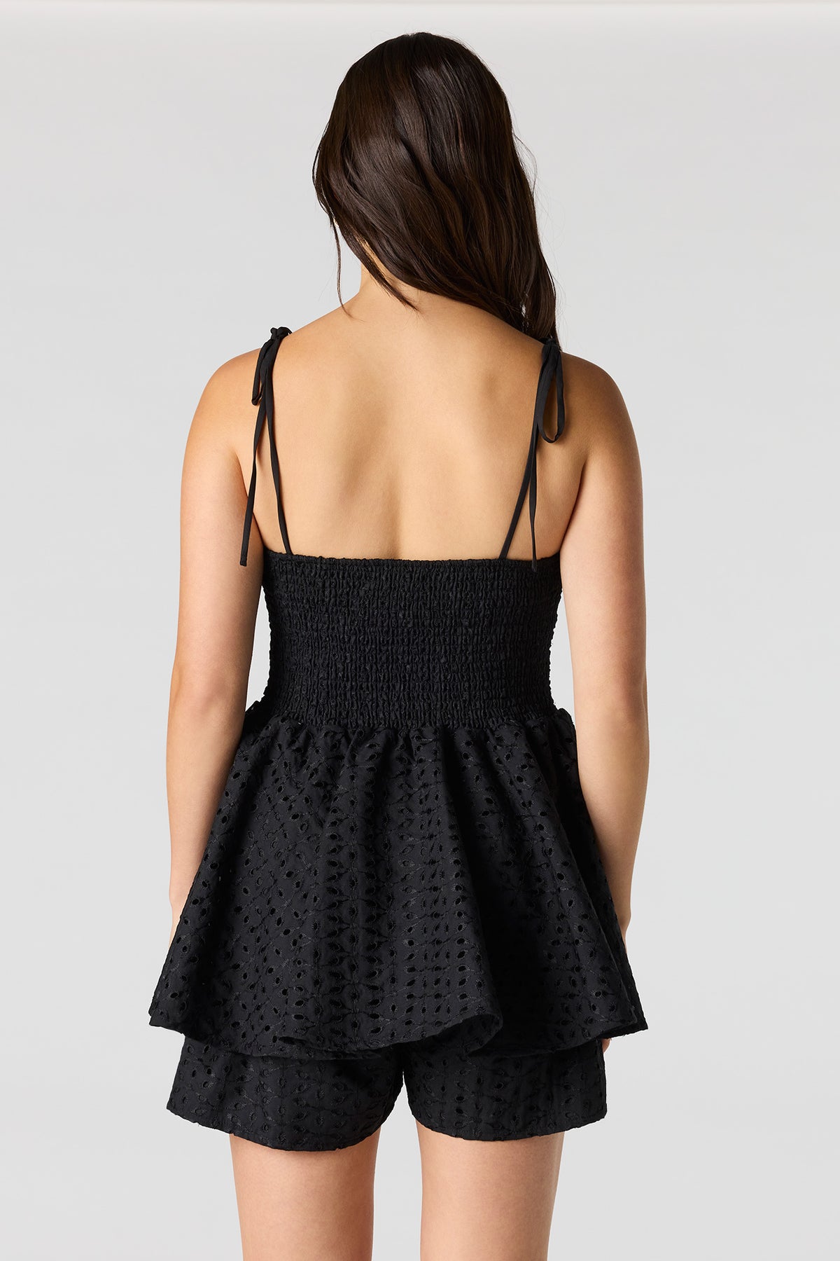Vue alternative 2. Combi-short fluide à oeillets