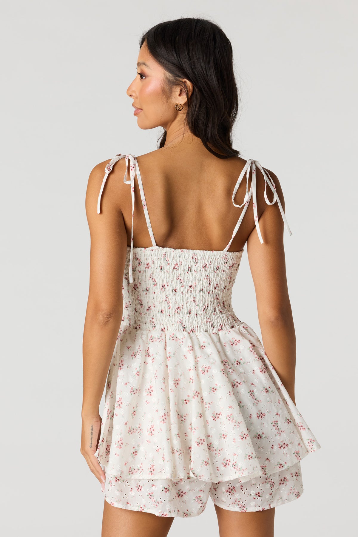 Vue alternative 2. Combi-short volanté fleuri avec oeillets