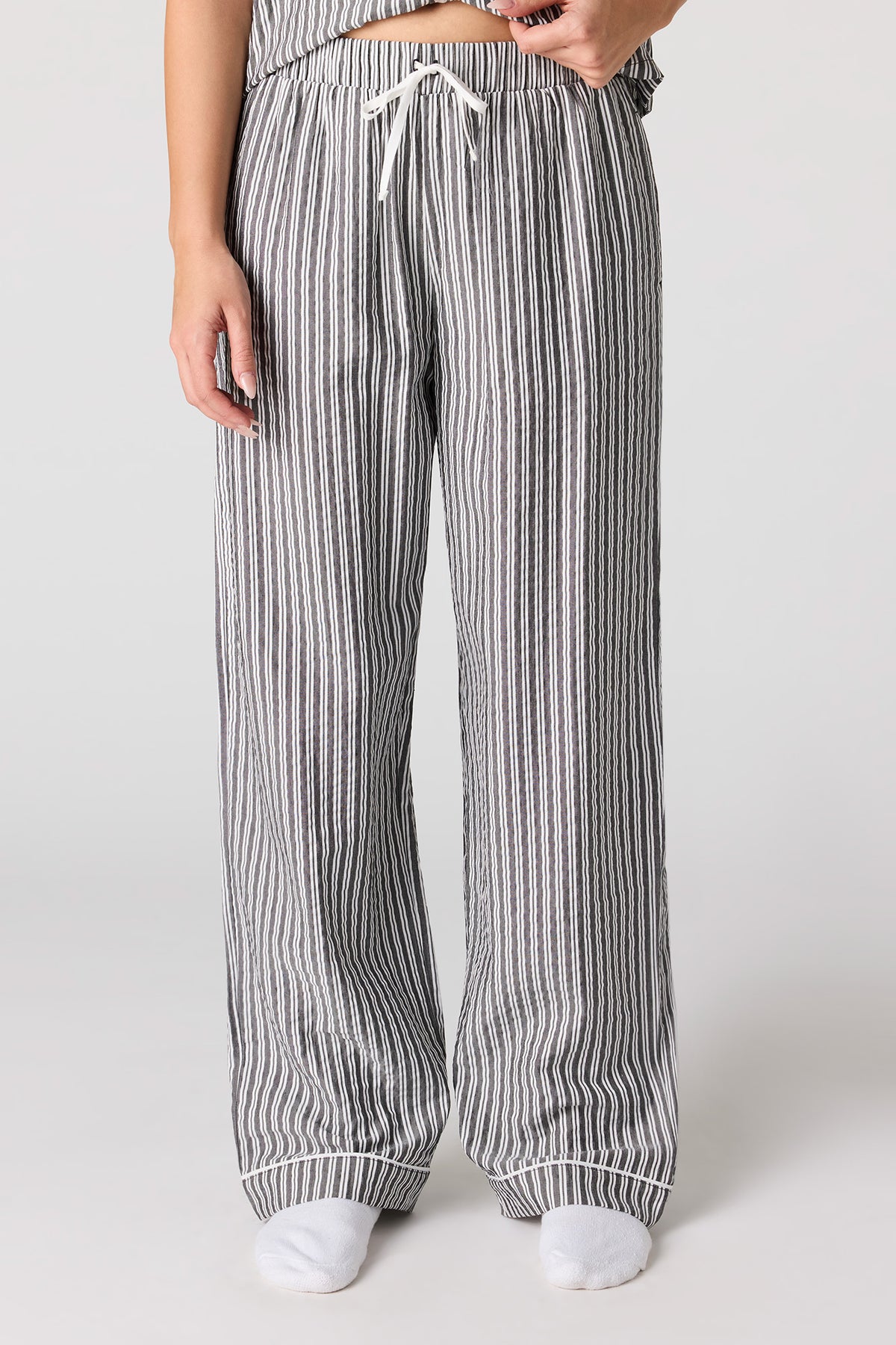 Vue alternative 3. Ensemble pyjama haut boutonné rayé et pantalon