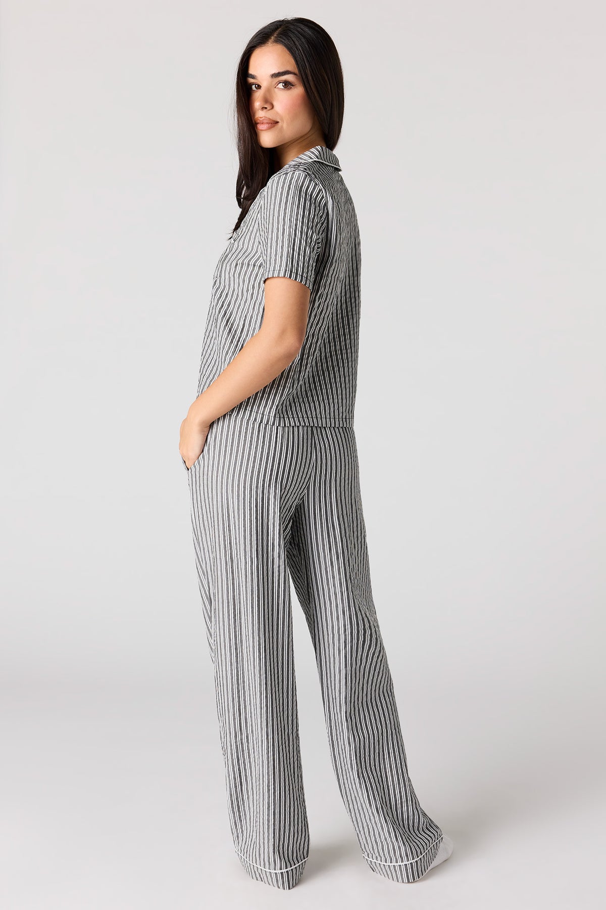 Vue alternative 4. Ensemble pyjama haut boutonné rayé et pantalon
