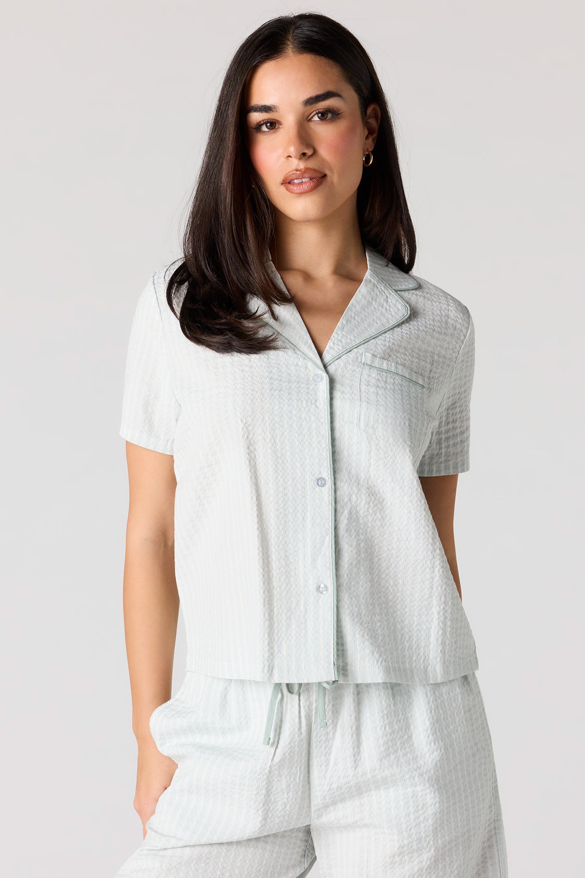 Vue alternative 2. Ensemble pyjama haut boutonné rayé et pantalon