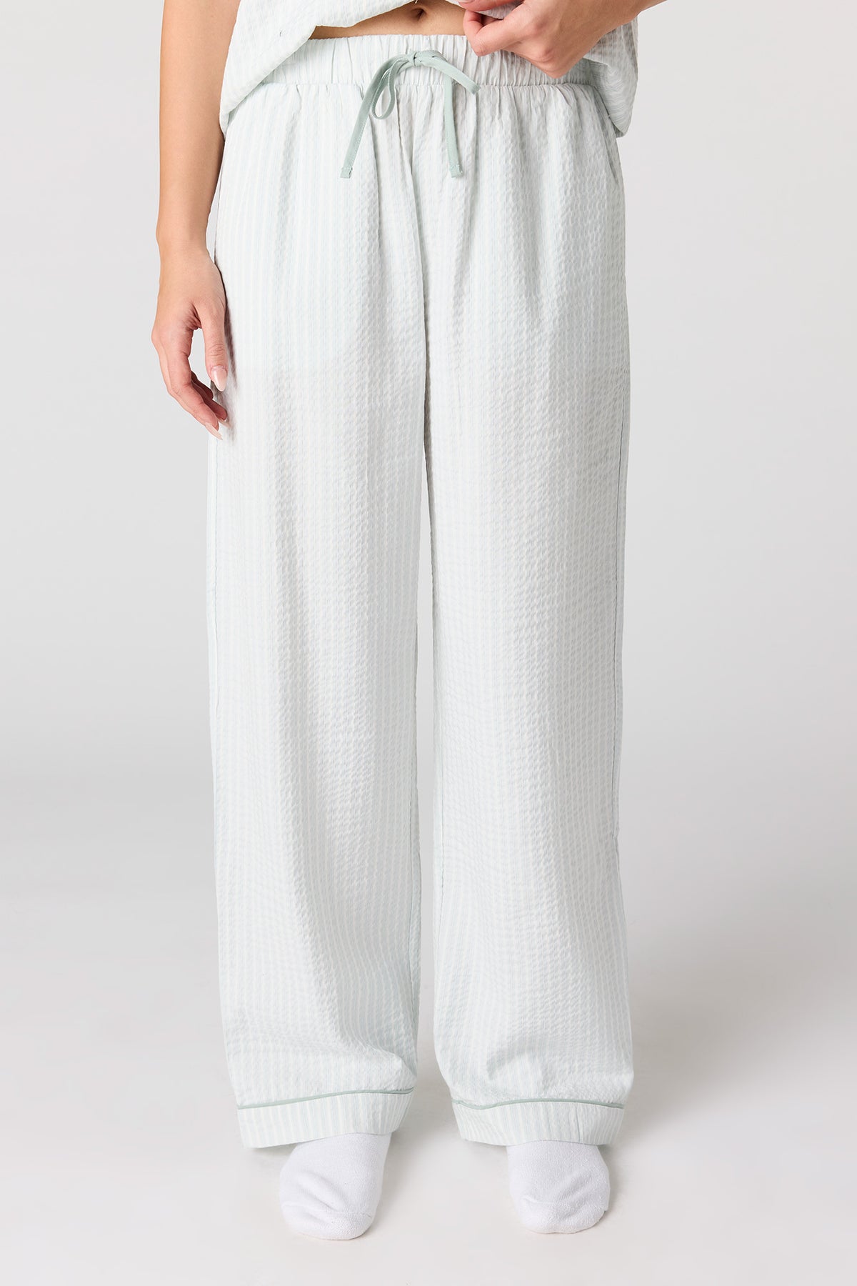 Vue alternative 3. Ensemble pyjama haut boutonné rayé et pantalon