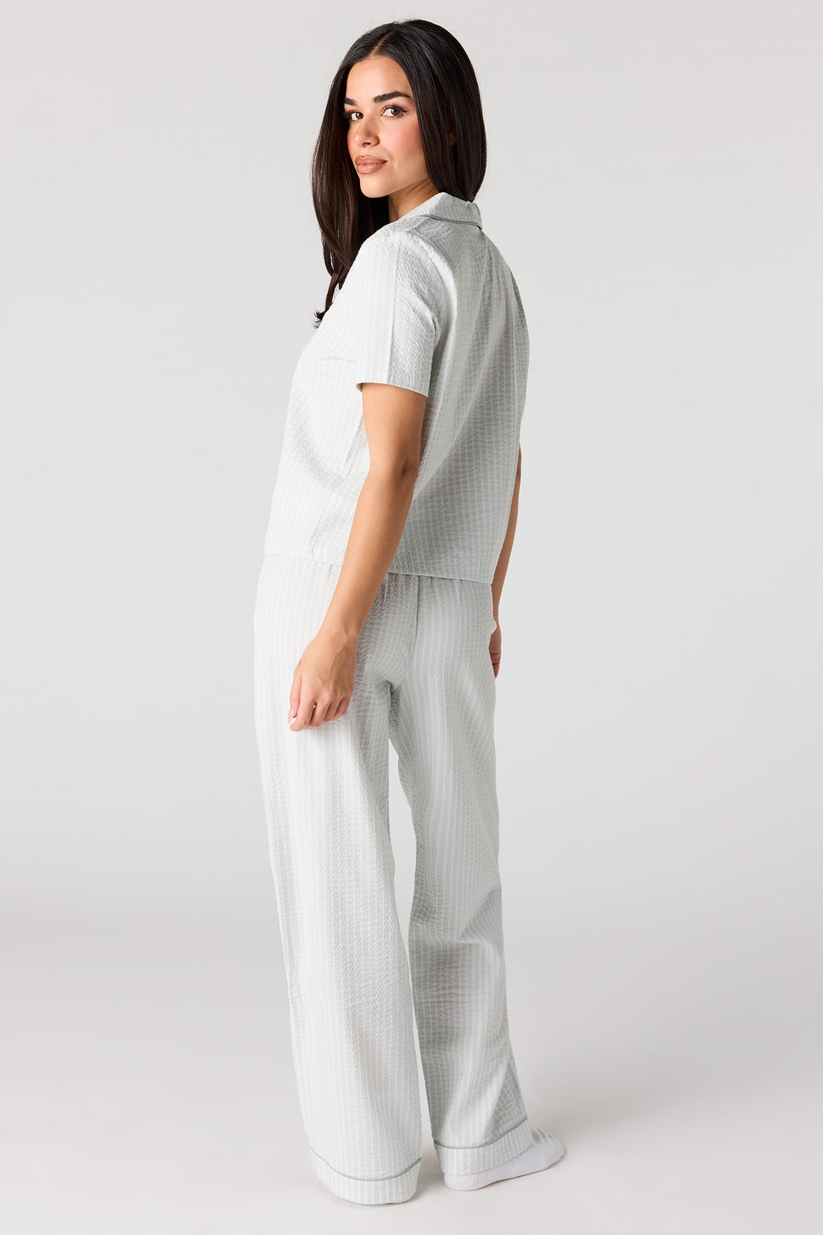 Vue alternative 4. Ensemble pyjama haut boutonné rayé et pantalon