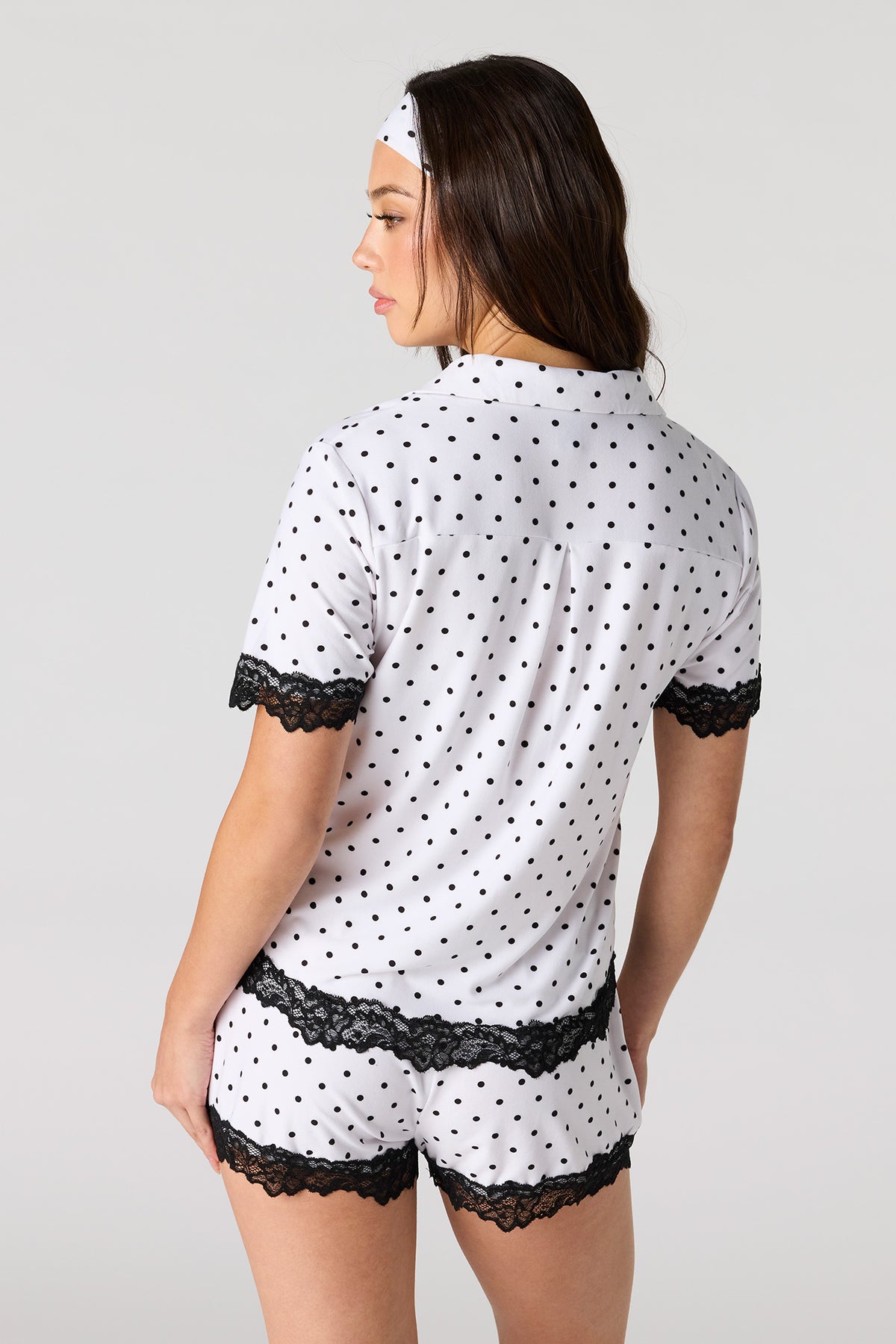 Vue alternative 2. Ensemble pyjama avec haut boutonné à ourlet en dentelle, short et bandeau
