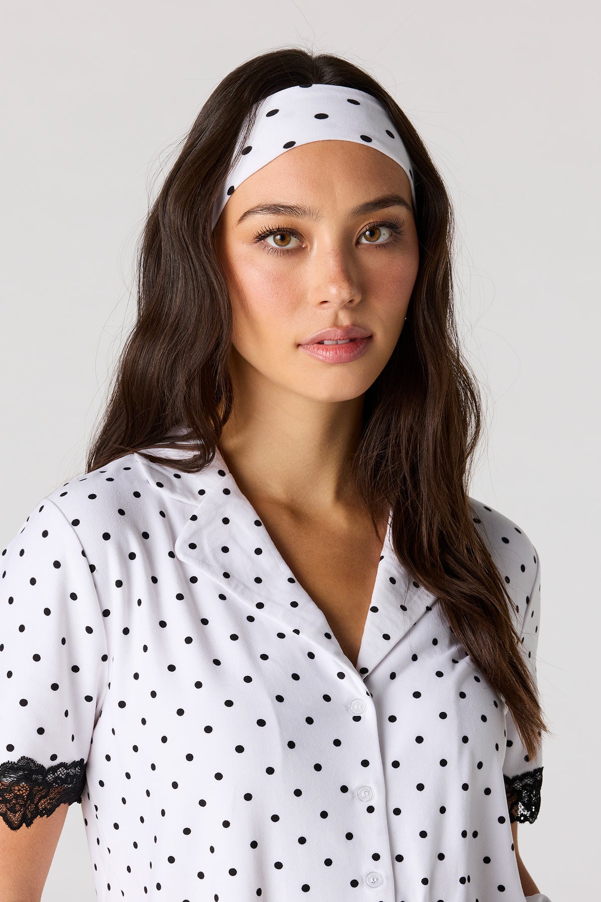 Vue alternative 4. Ensemble pyjama avec haut boutonné à ourlet en dentelle, short et bandeau