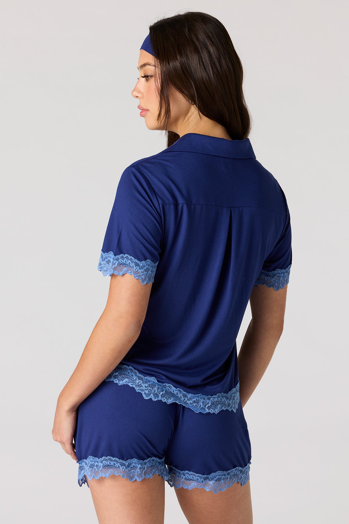 Vue alternative 2. Ensemble pyjama avec haut boutonné à ourlet en dentelle, short et bandeau