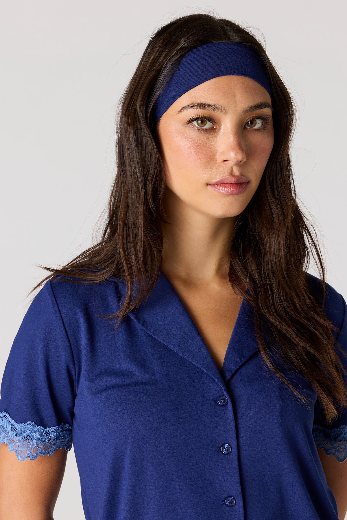 Vue alternative 4. Ensemble pyjama avec haut boutonné à ourlet en dentelle, short et bandeau