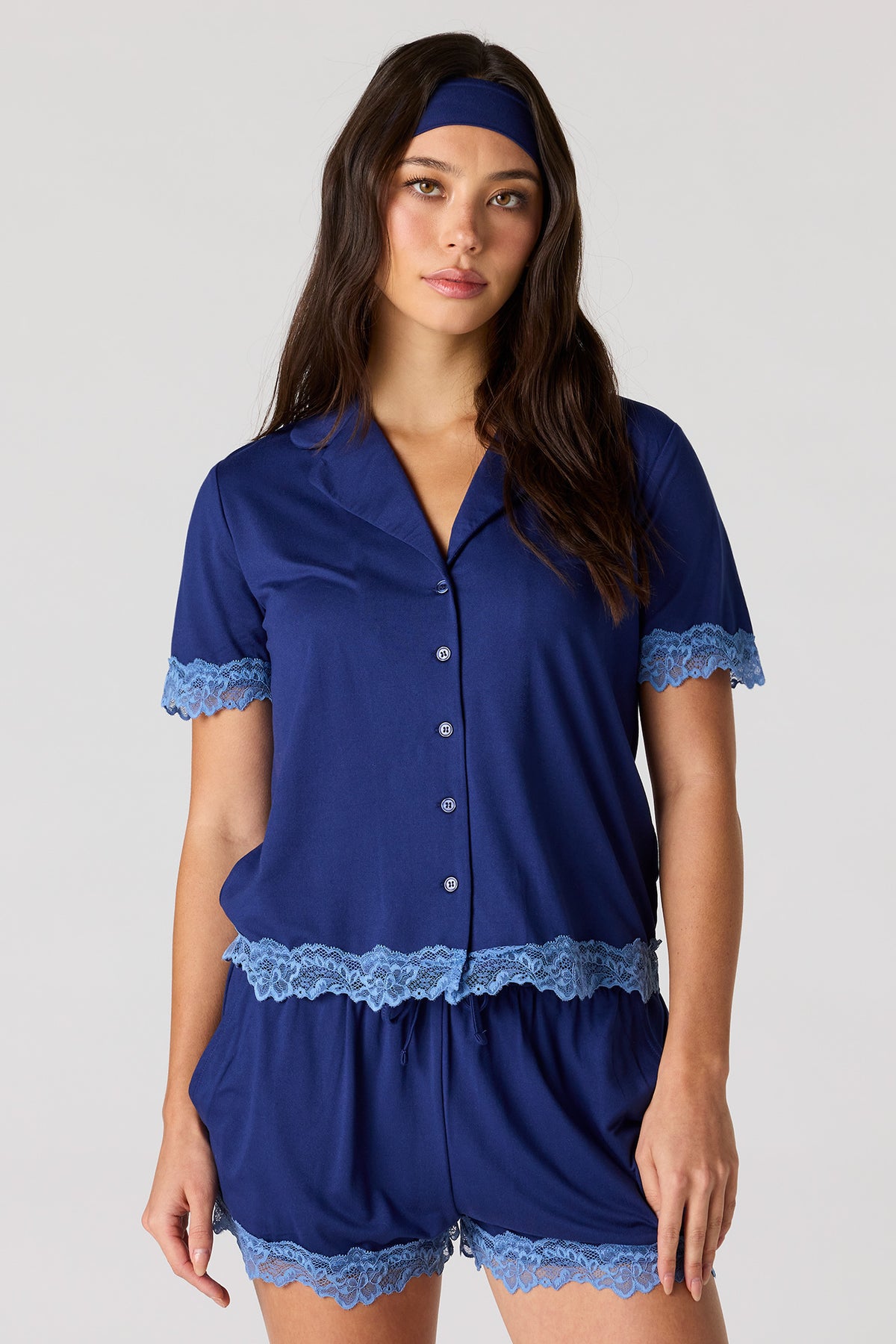 Ensemble pyjama avec haut boutonné à ourlet en dentelle, short et bandeau