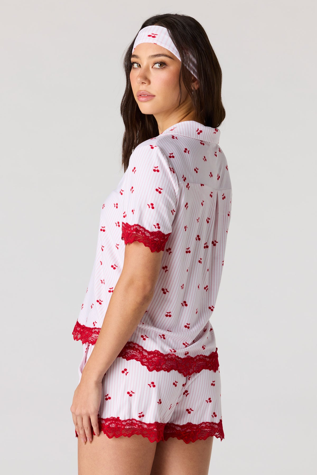 Vue alternative 2. Ensemble pyjama avec haut boutonné à ourlet en dentelle, short et bandeau