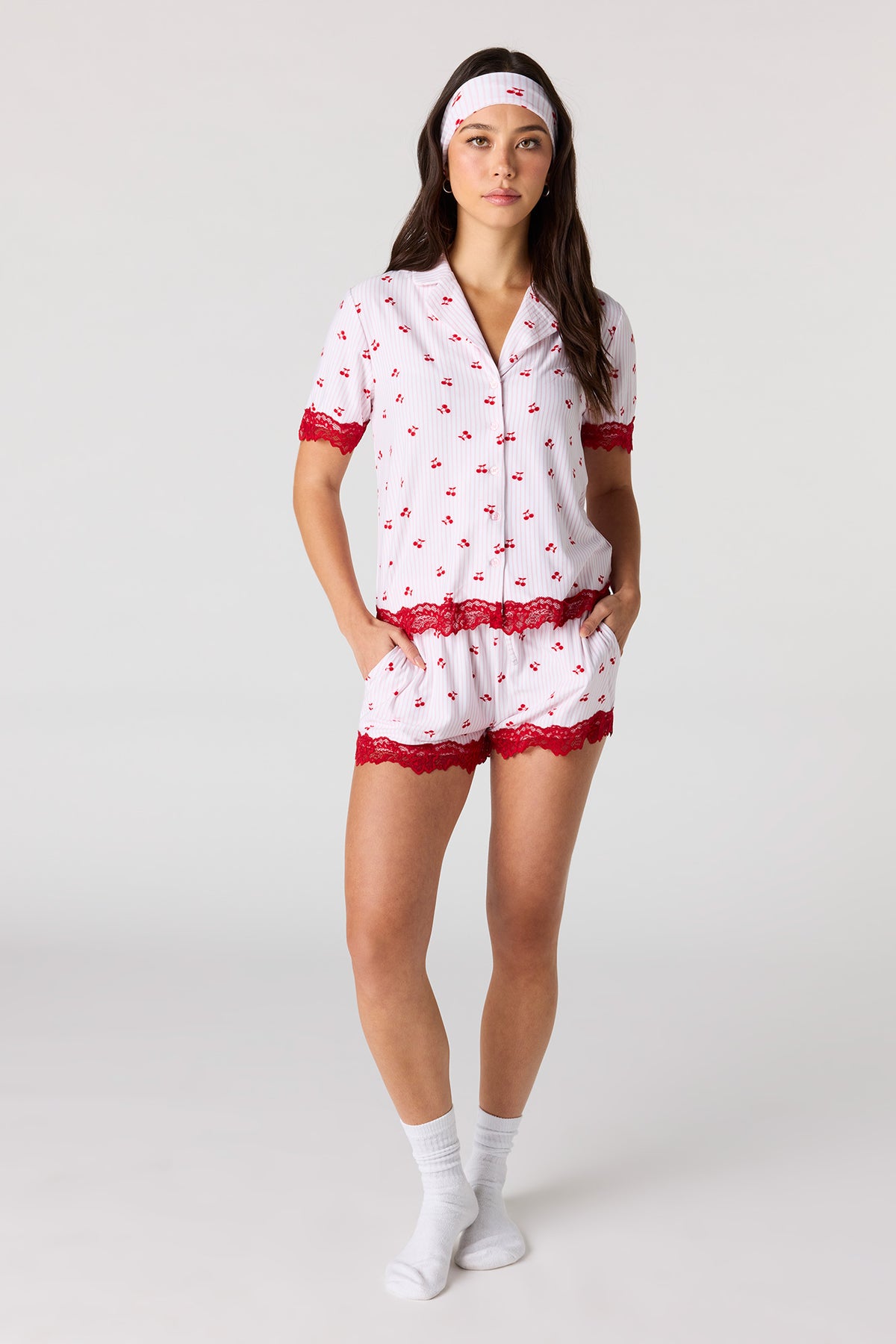 Vue alternative 3. Ensemble pyjama avec haut boutonné à ourlet en dentelle, short et bandeau