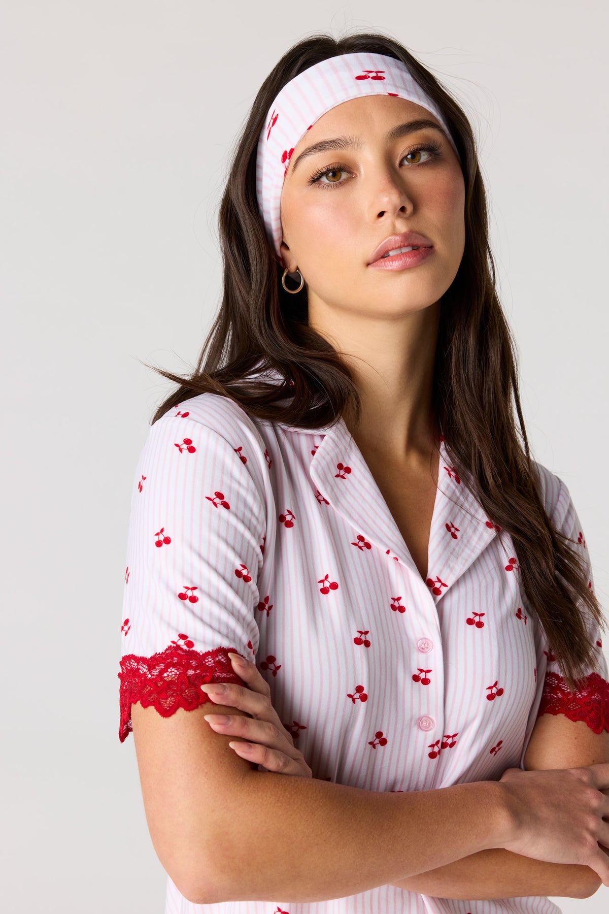 Vue alternative 4. Ensemble pyjama avec haut boutonné à ourlet en dentelle, short et bandeau