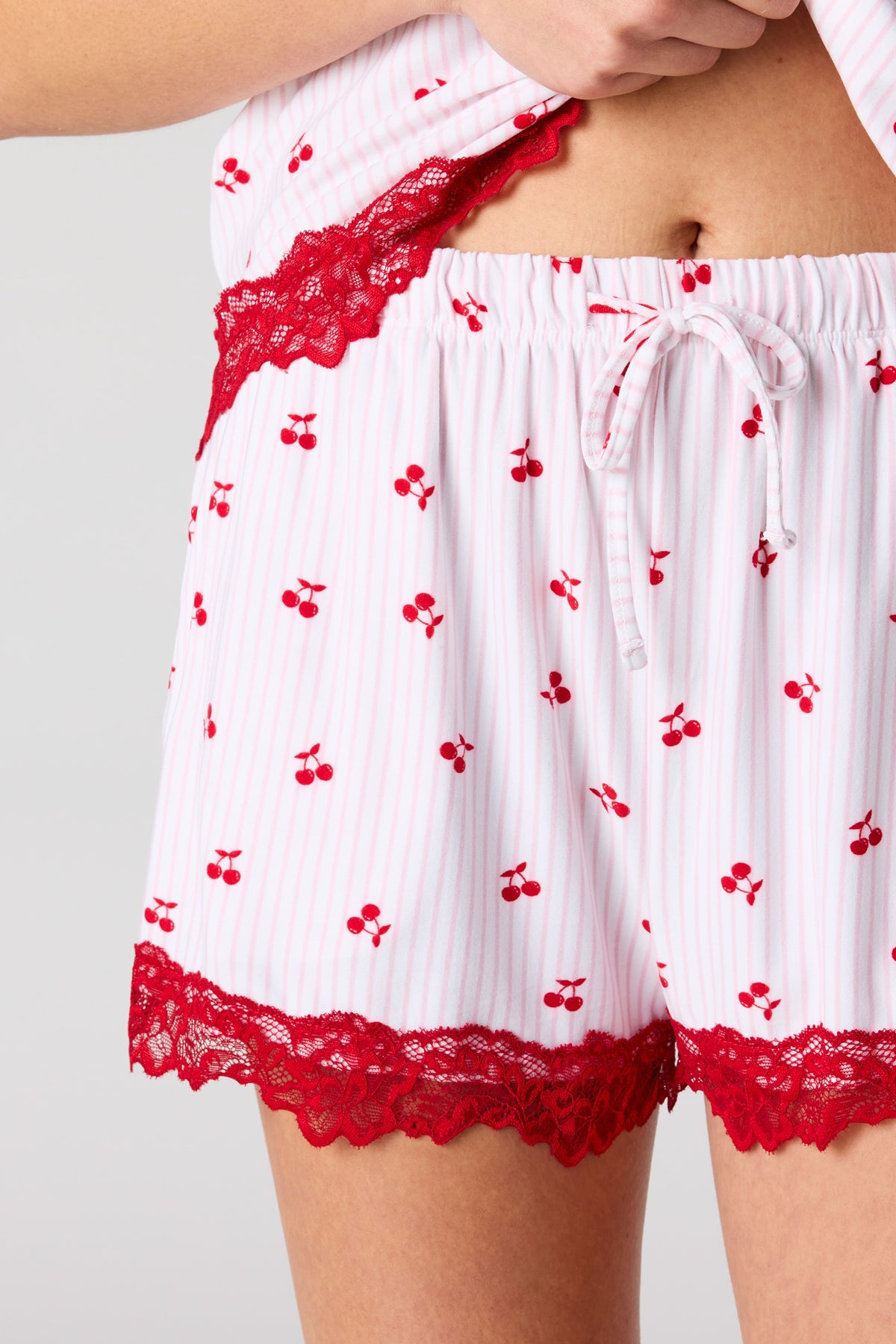 Vue alternative 5. Ensemble pyjama avec haut boutonné à ourlet en dentelle, short et bandeau