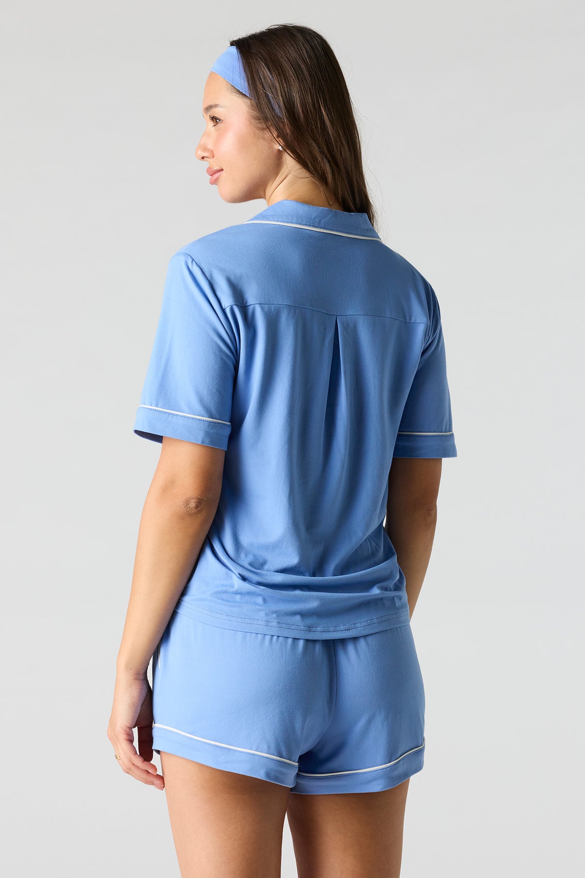 Vue alternative 2. Ensemble pyjama avec haut boutonné imprimé et short