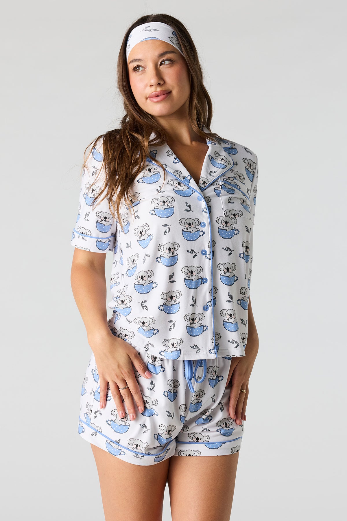 Ensemble pyjama avec haut boutonné imprimé et short